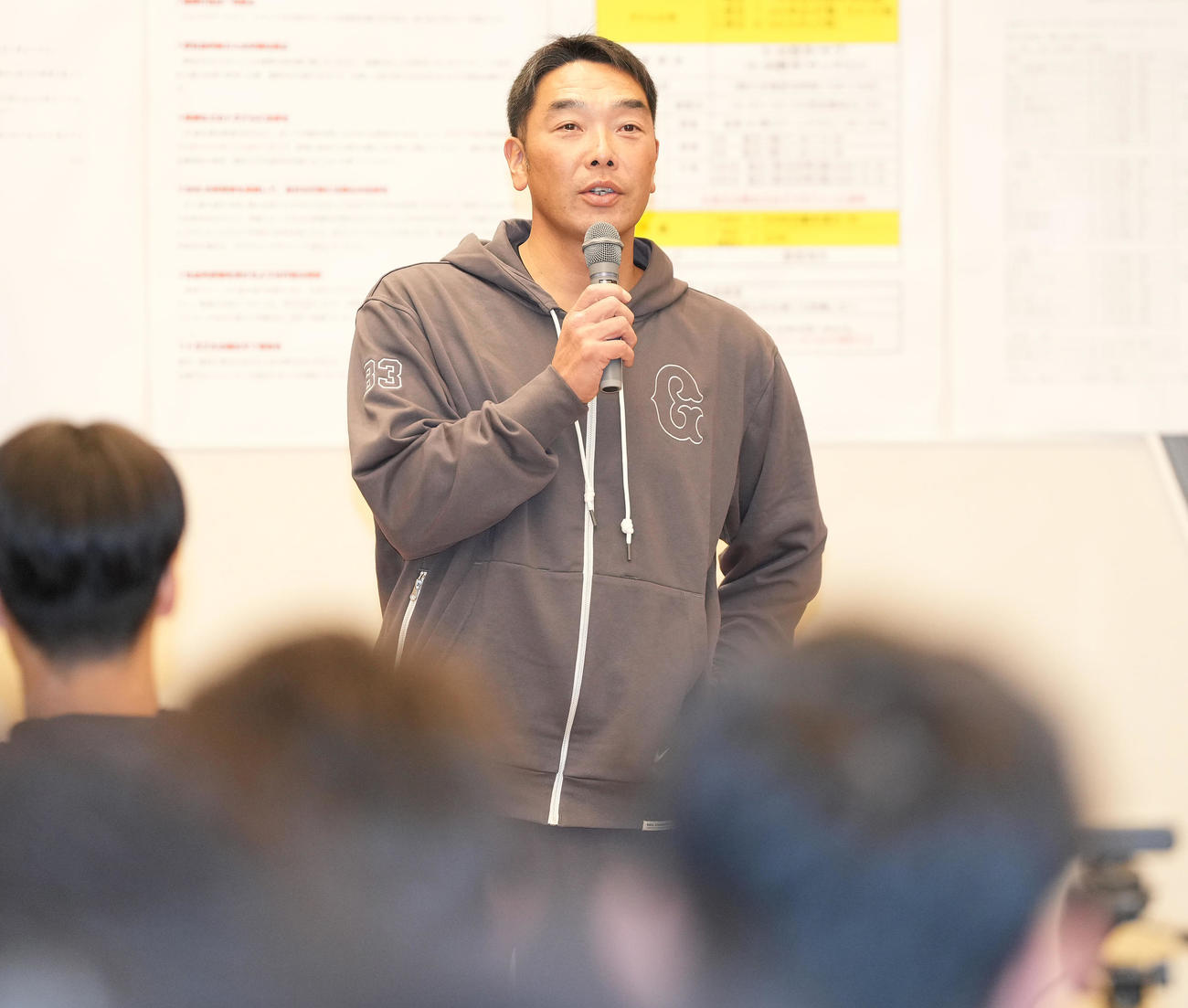 全体ミーティングでナインに話す巨人阿部監督（撮影・鈴木みどり）