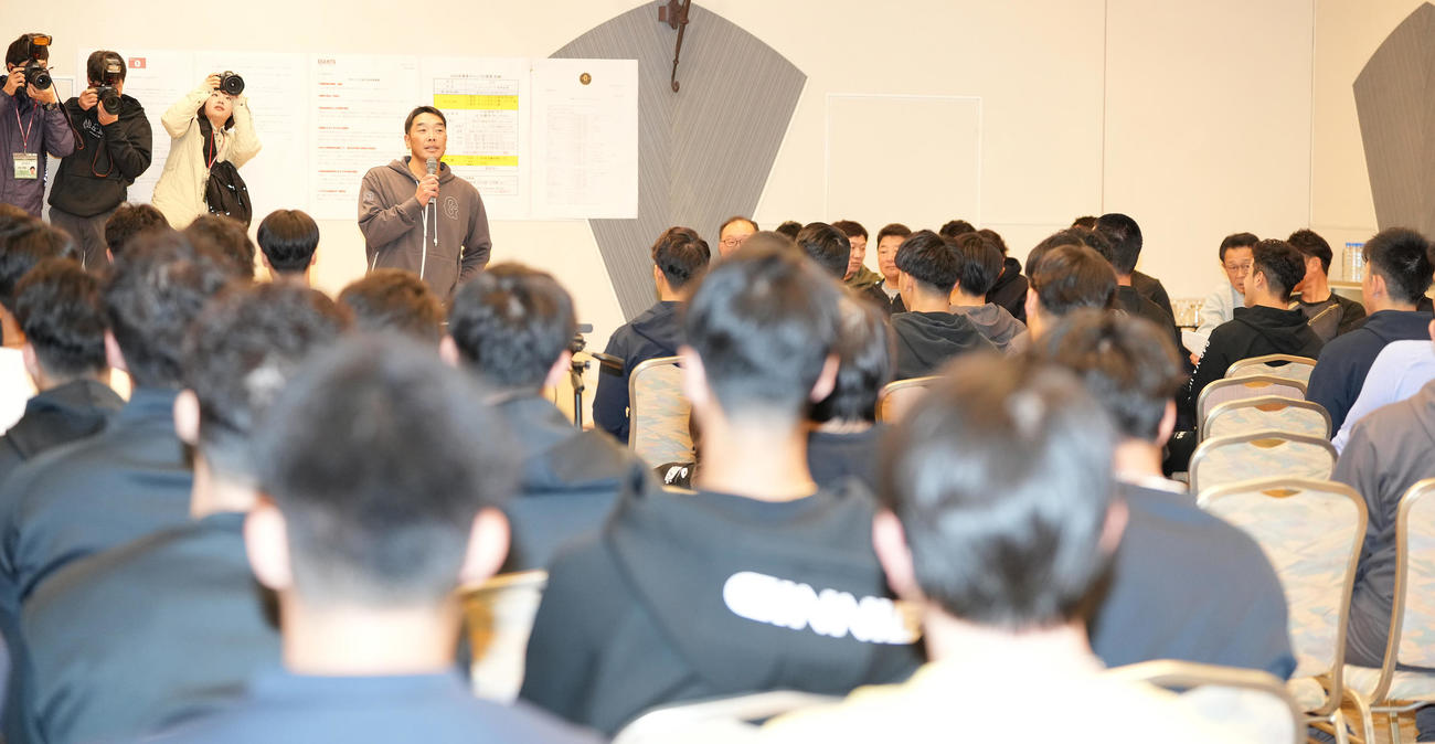全体ミーティングでナインに話す巨人阿部監督（撮影・鈴木みどり）