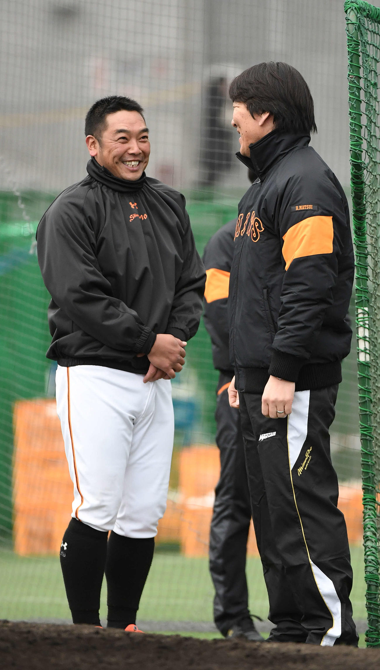 2018年2月、巨人宮崎春季キャンプ　第2クール1日目、巨人阿部慎之助（左）と談笑する松井秀喜臨時コーチ