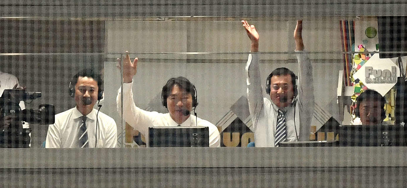 2018年8月、巨人対阪神　お立ち台の巨人阿部慎之助から声をかけられた解説の松井秀喜氏（中央左）と原辰徳氏（同右）は阿部に手を振る