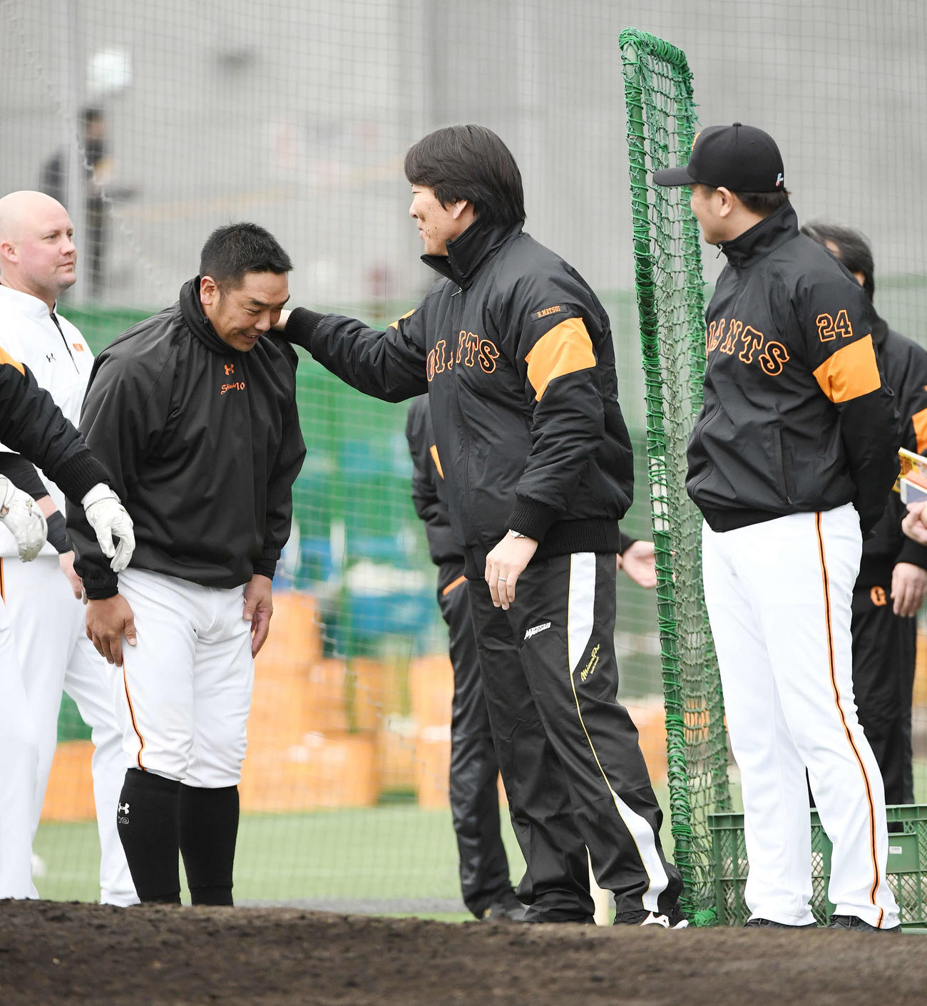 2018年2月、巨人宮崎春季キャンプ　第2クール1日目、巨人阿部慎之助（左から2人目）の肩をたたく松井秀喜臨時コーチ（右から2人目）