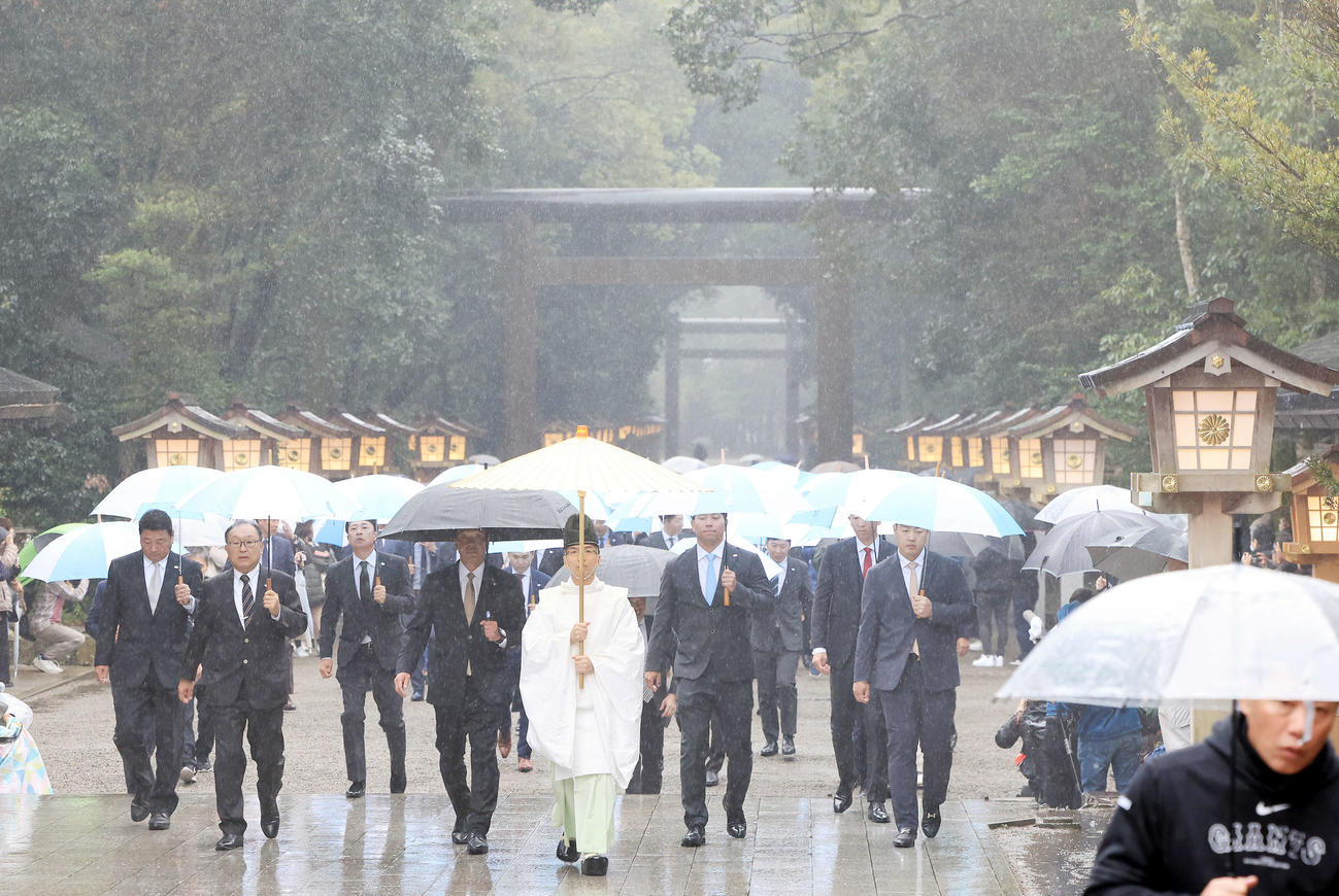 雨天の中、宮崎神宮参拝に訪れた阿部監督（前列左から2人目）ら巨人の選手たち（撮影・浅見桂子）