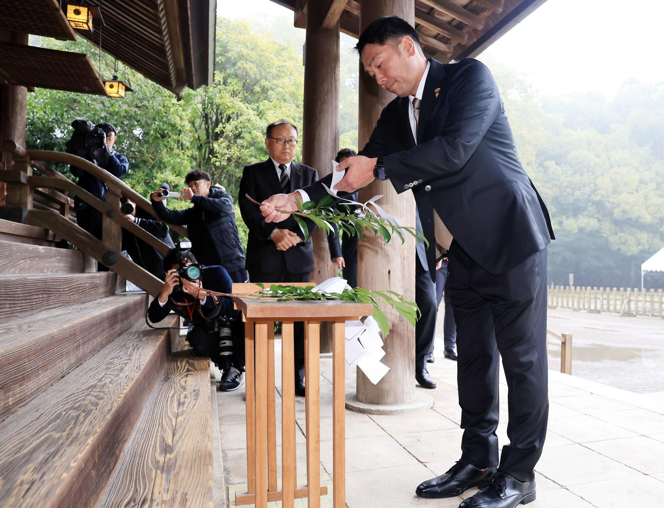 宮崎神宮参拝に訪れ玉串を奉納する巨人阿部監督（撮影・浅見桂子）