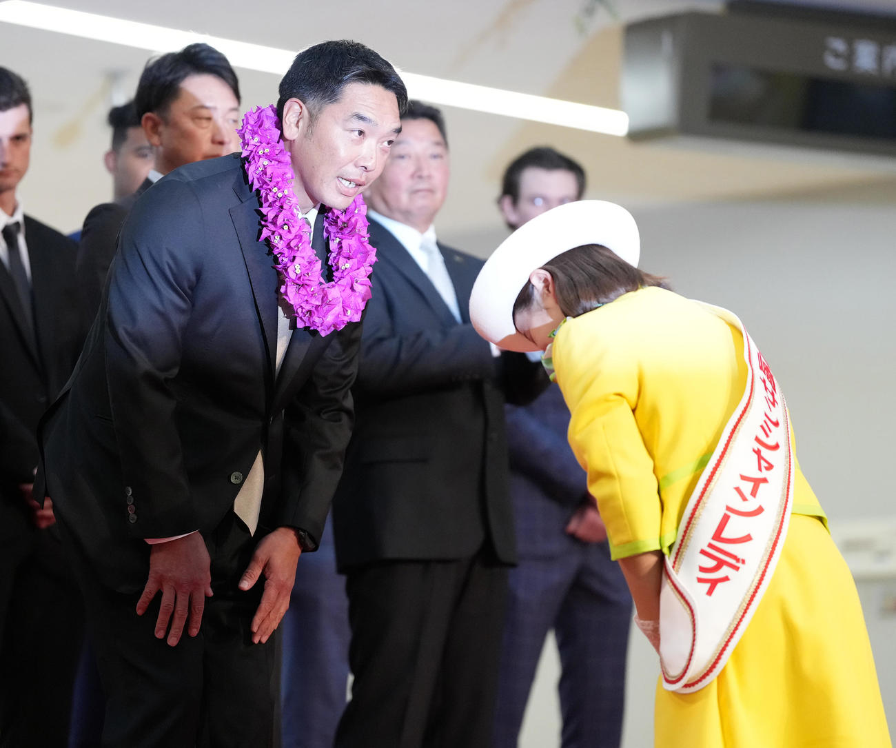 宮崎空港での歓迎セレモニーで、宮崎サンシャインレディからレイをかけてもらう巨人阿部監督（撮影・鈴木みどり）