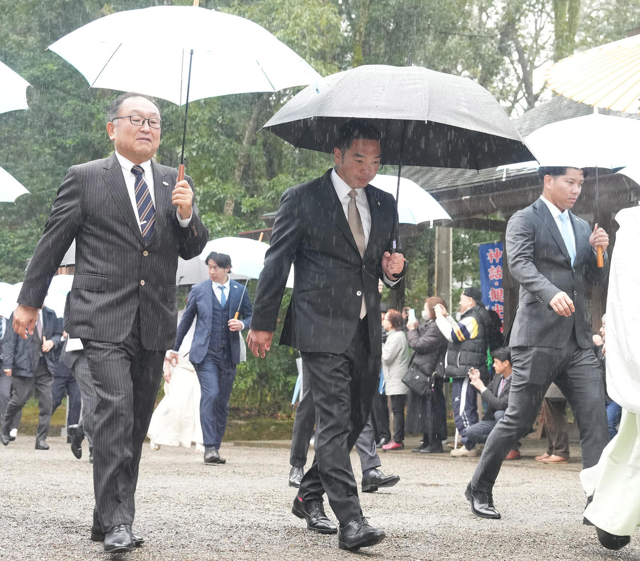 宮崎神宮へ参拝に向かう巨人阿部監督（中央）。右は大城卓（撮影・鈴木みどり）