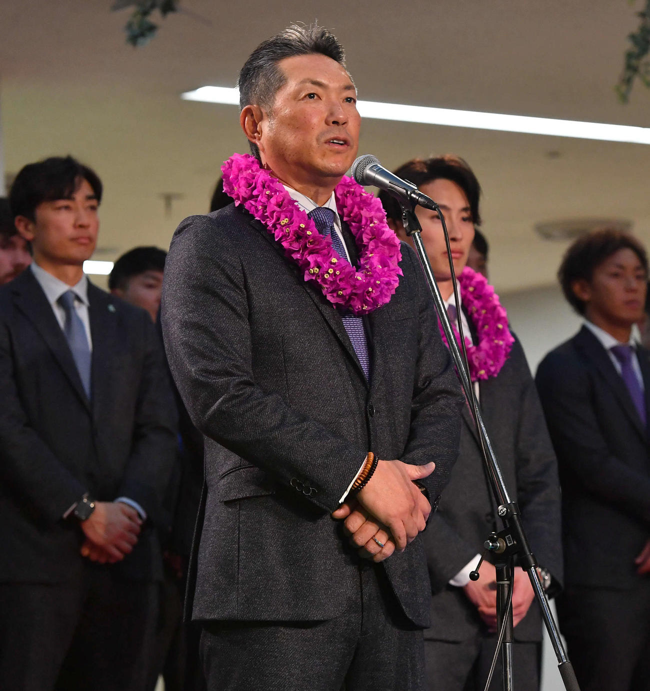 宮崎空港に到着し、歓迎セレモニーでファンにあいさつするソフトバンク小久保裕紀監督（撮影・岩下翔太）