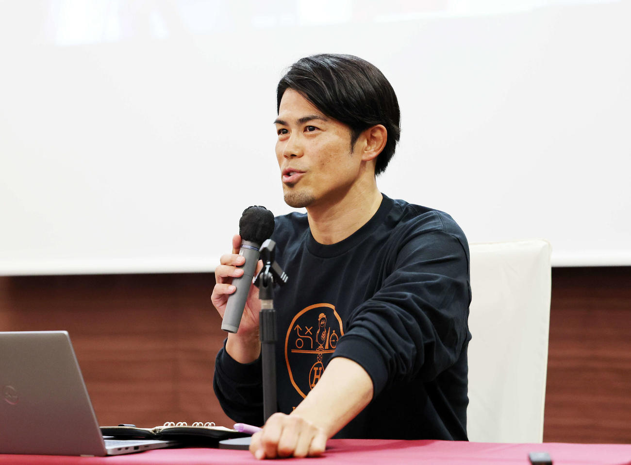 全体ミーティングに臨む楽天今江監督（撮影・鈴木正人）