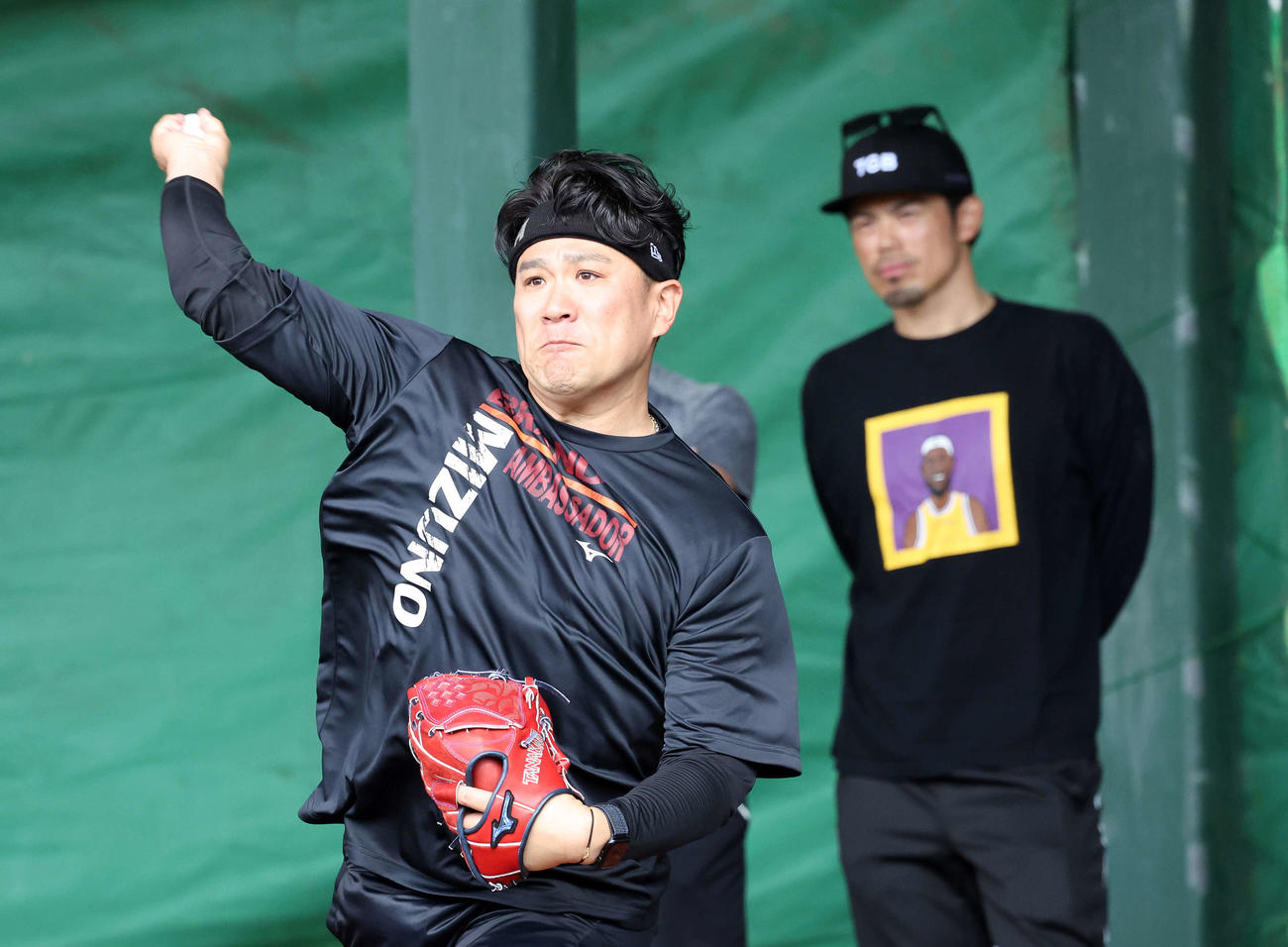 ブルペン投球する楽天田中将（左）と見つめる今江監督（撮影・鈴木正人）