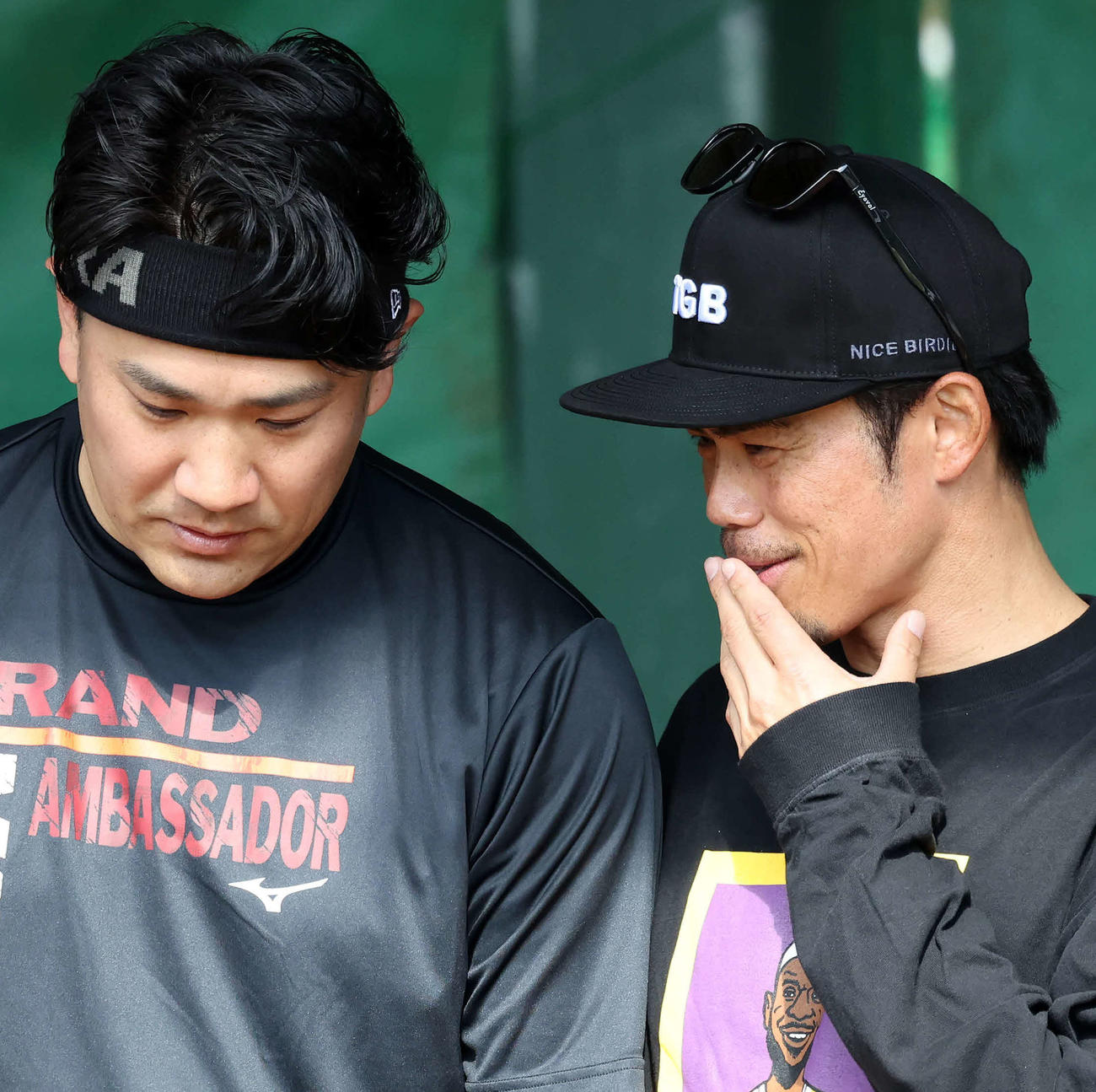 ブルペン投球中、楽天田中将（左）に声を掛ける今江監督（撮影・鈴木正人）