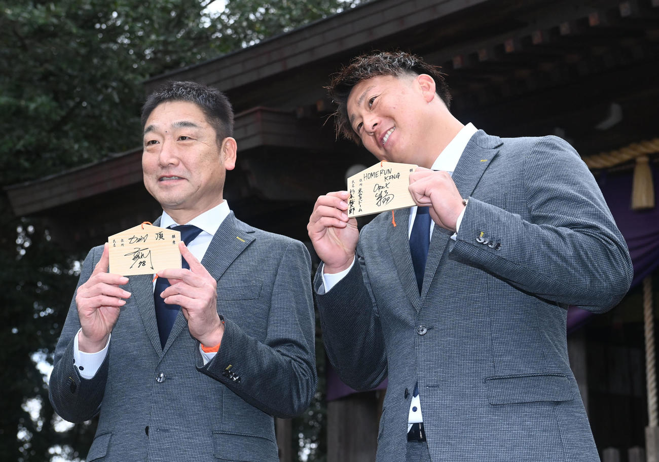 神社参拝を終え、絵馬を披露するオリックス中嶋監督（左）と杉本（撮影・和賀正仁）