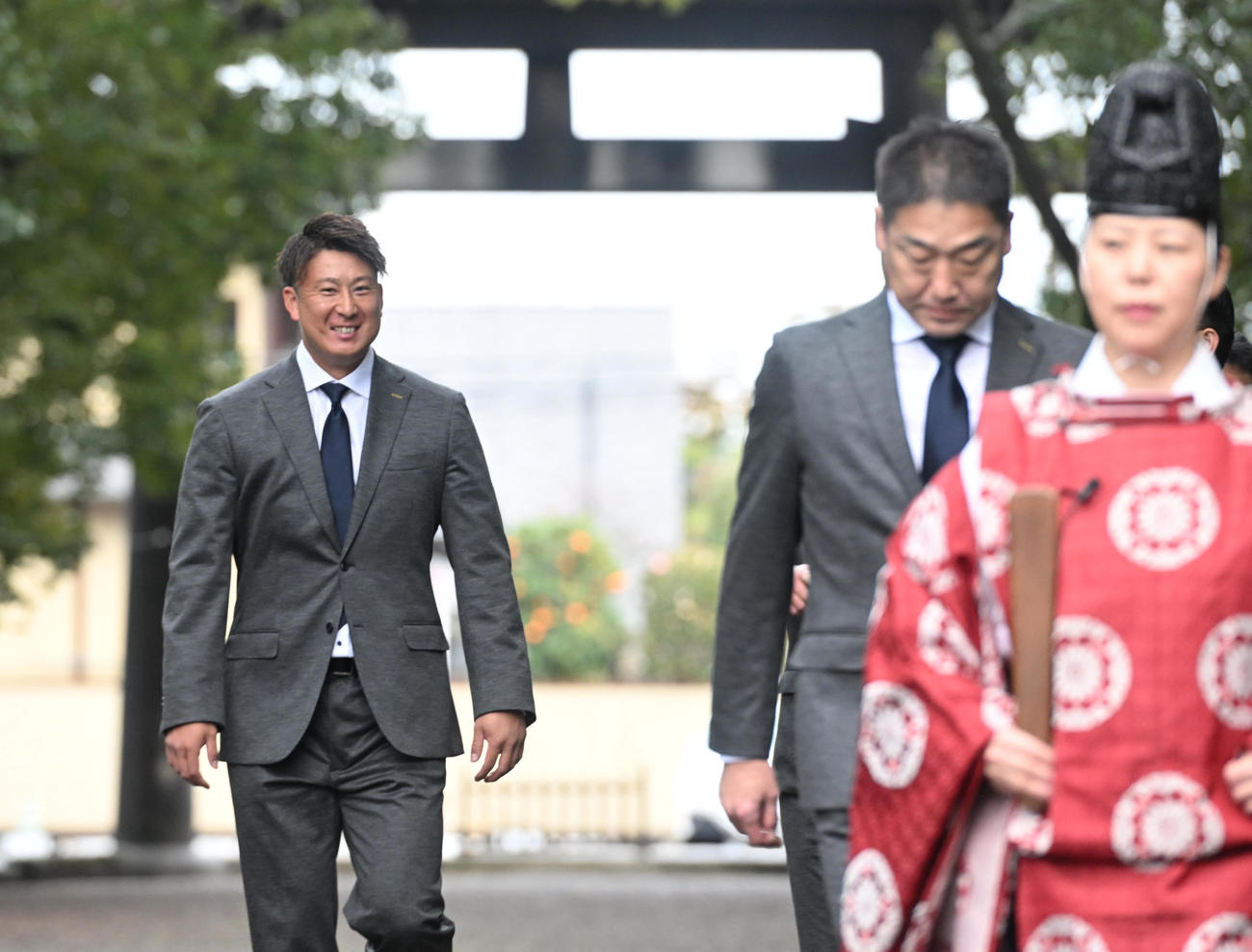 キャンプインを前に神社を参拝するオリックス杉本（左）と中嶋監督（撮影・和賀正仁）
