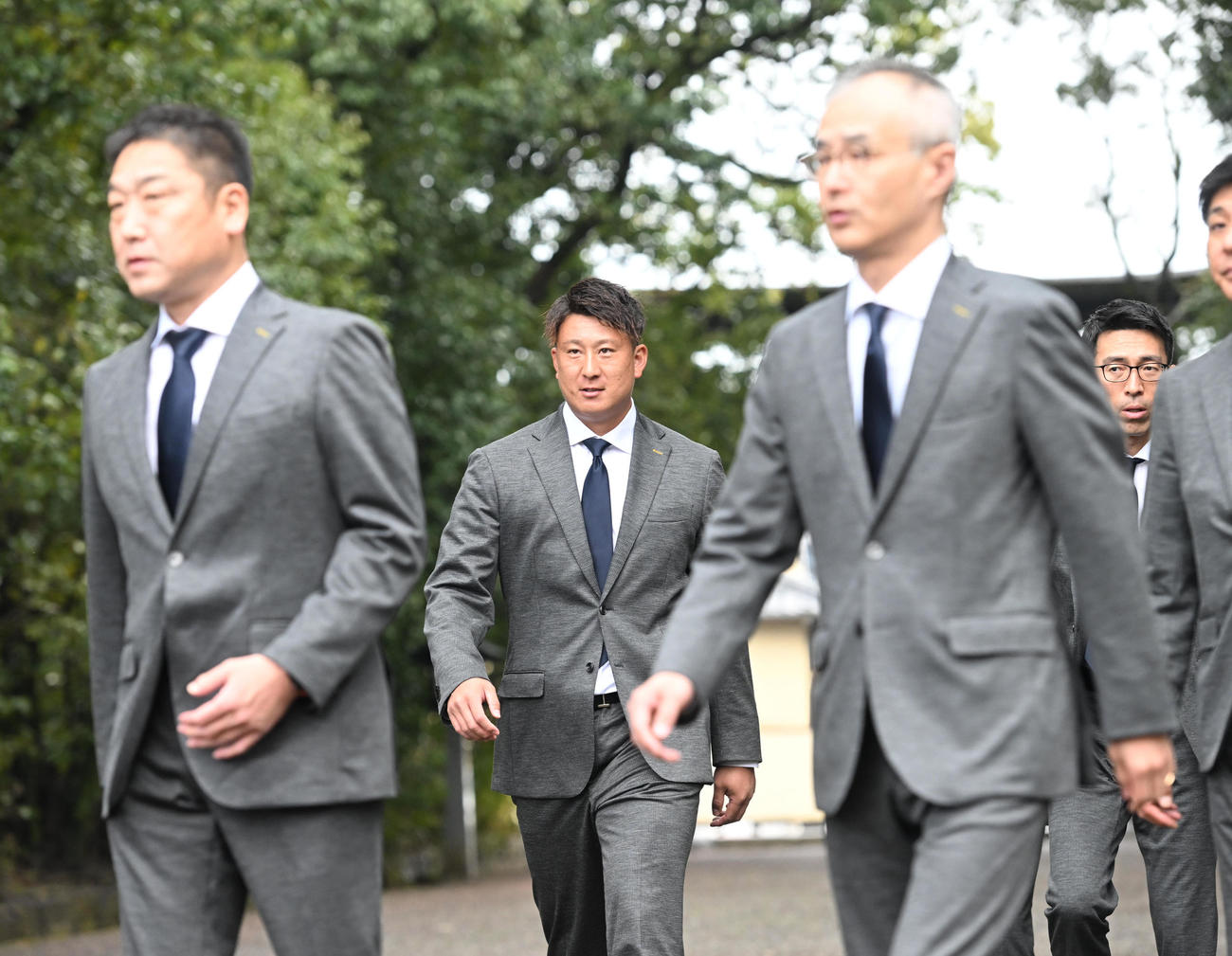 キャンプインを前に神社を参拝するオリックス杉本（中央奥）と中嶋監督（左）（撮影・和賀正仁）