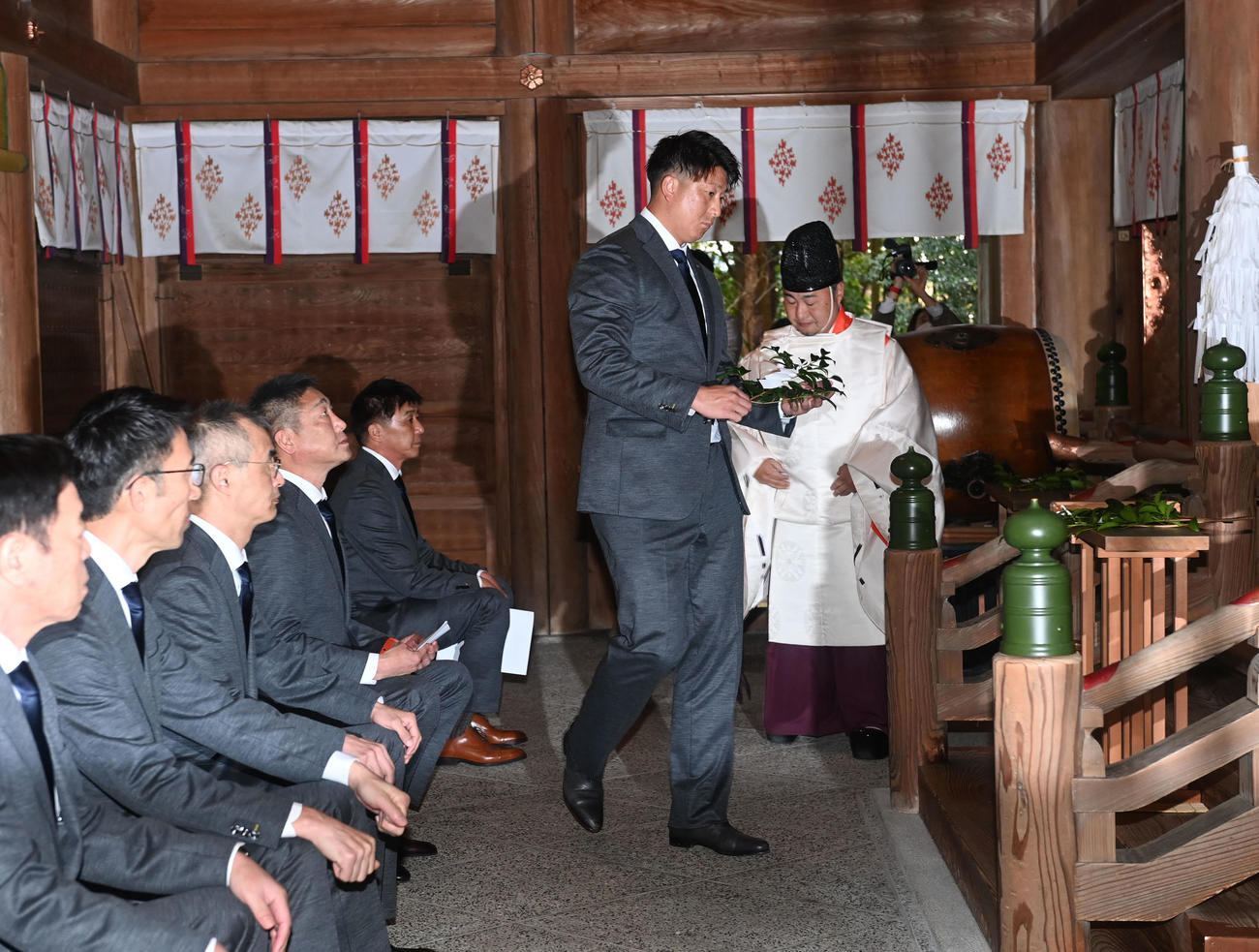 キャンプインを前に神社参拝するオリックス杉本と中嶋監督ら首脳陣（撮影・和賀正仁）
