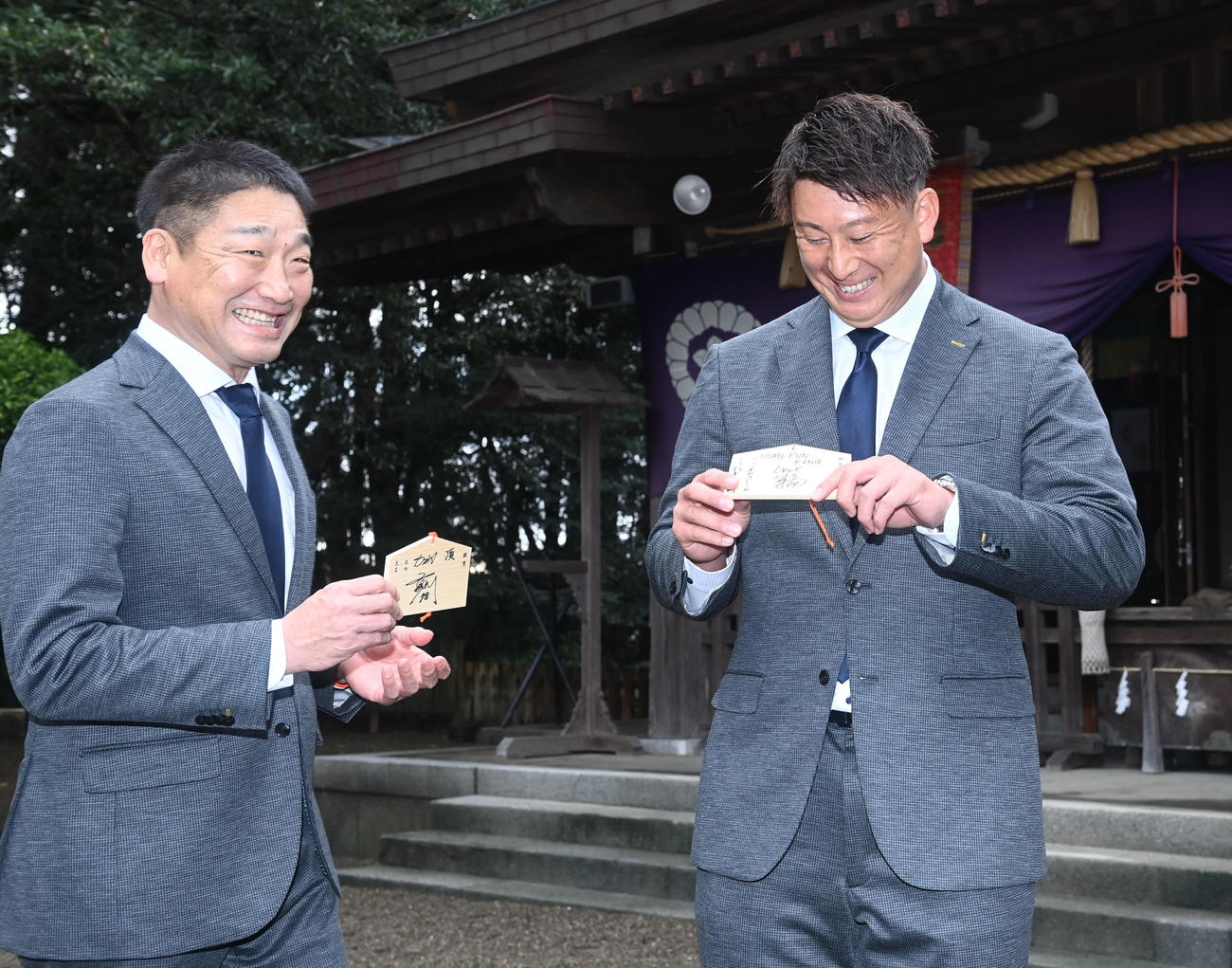 神社参拝を終え、笑顔を見せるオリックス中嶋監督（左）と杉本（撮影・和賀正仁）