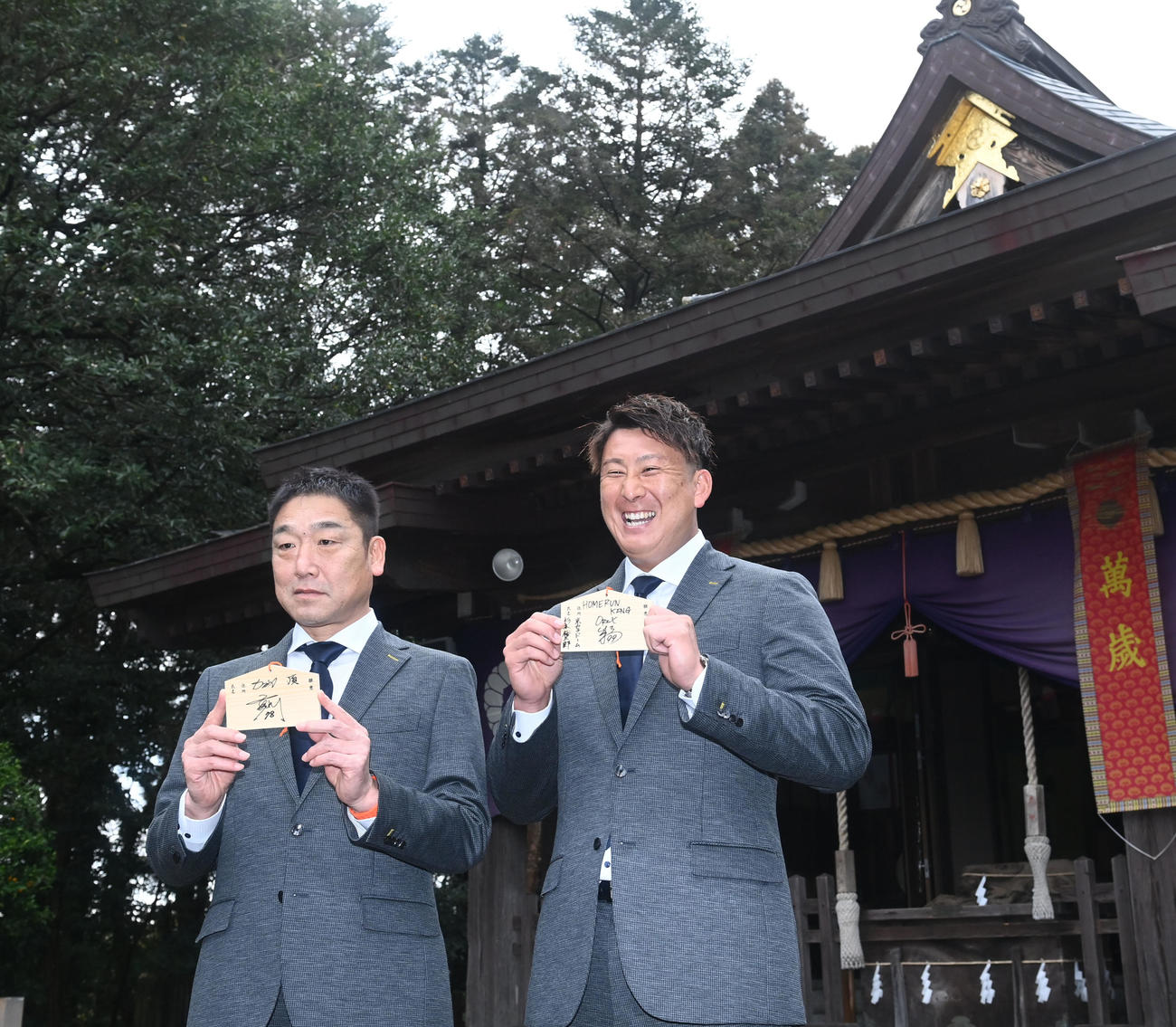 神社参拝を終え、笑顔を見せるオリックス中嶋監督（左）と杉本（撮影・和賀正仁）