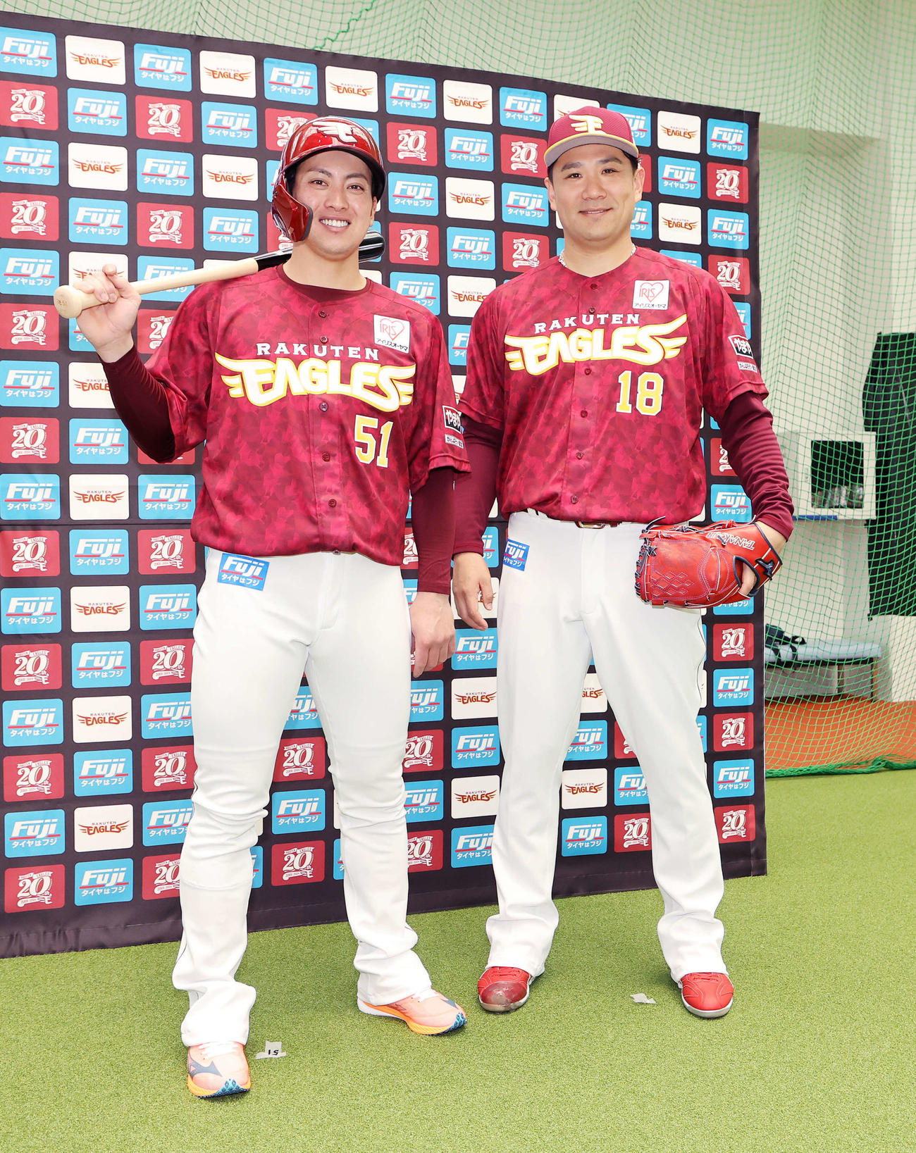 「20thアニバーサリーユニホーム」を披露する楽天小郷（左）と田中将（撮影・鈴木正人）