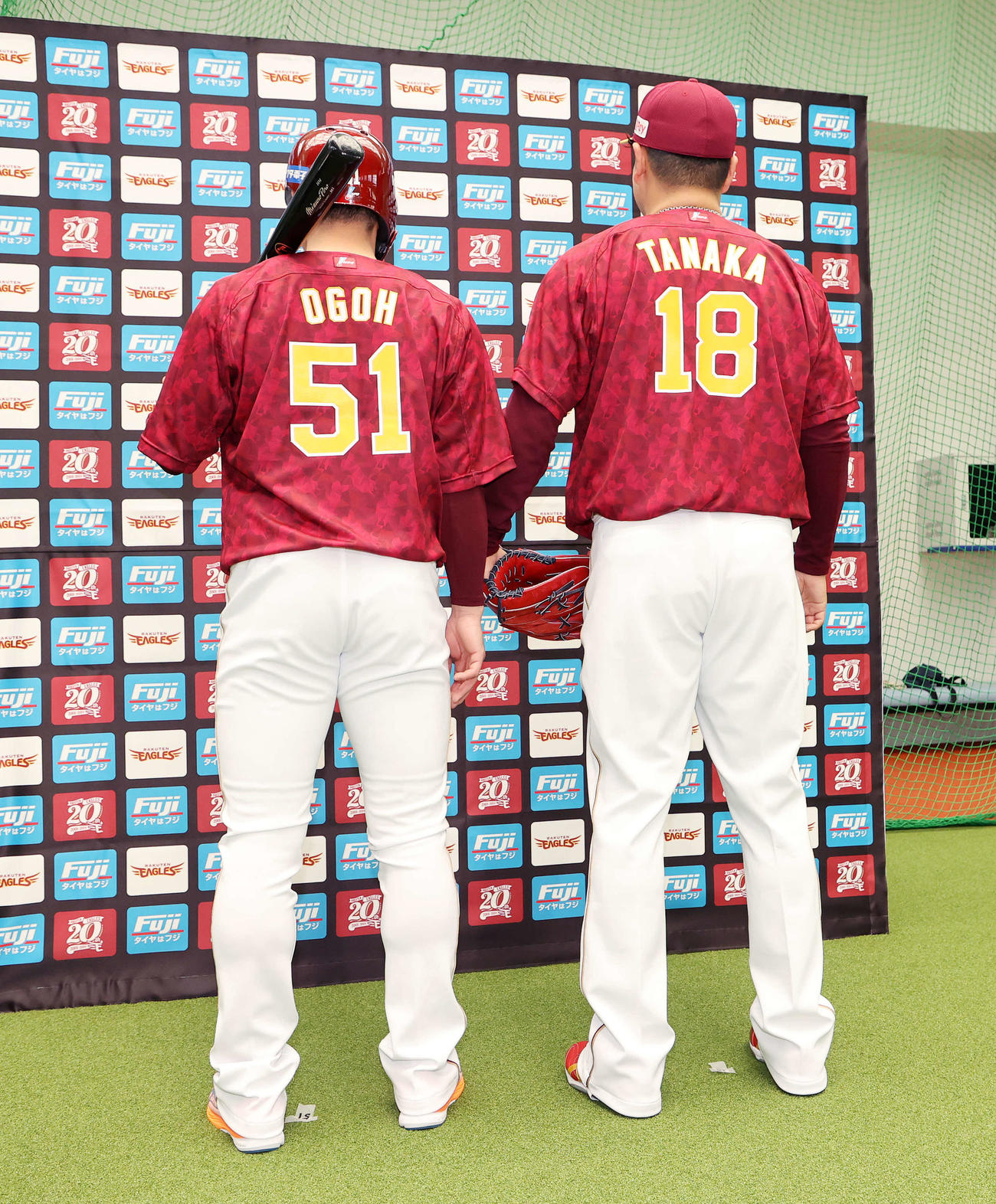 「20thアニバーサリーユニフォーム」を披露する楽天小郷（左）と田中将（撮影・鈴木正人）