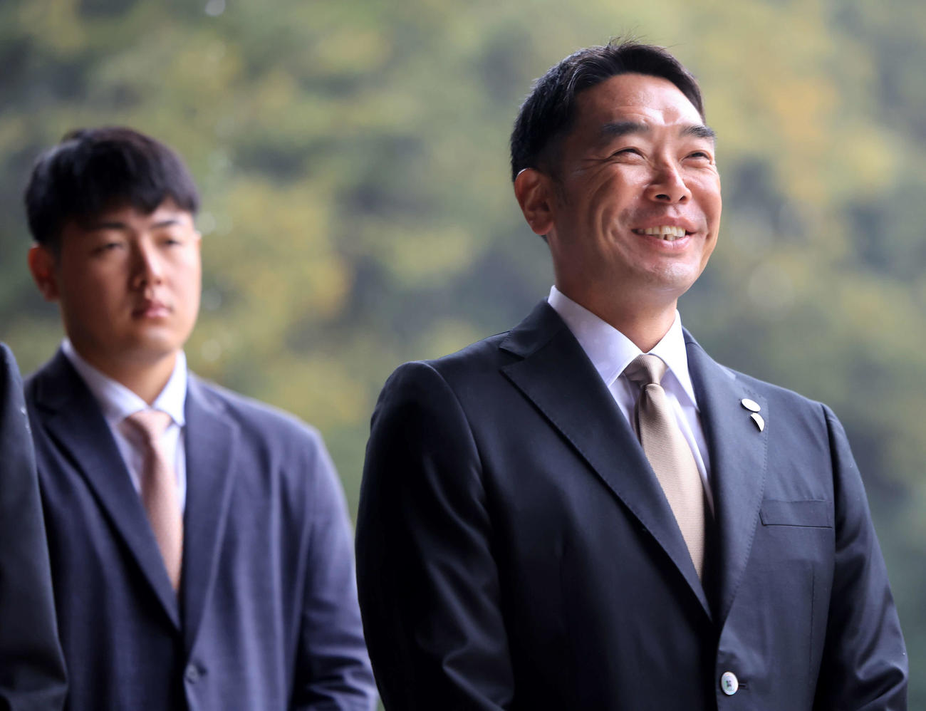宮崎神宮を参拝し、宮司のあいさつに笑顔を見せる巨人阿部監督（右）。奥は岡本和（撮影・浅見桂子）