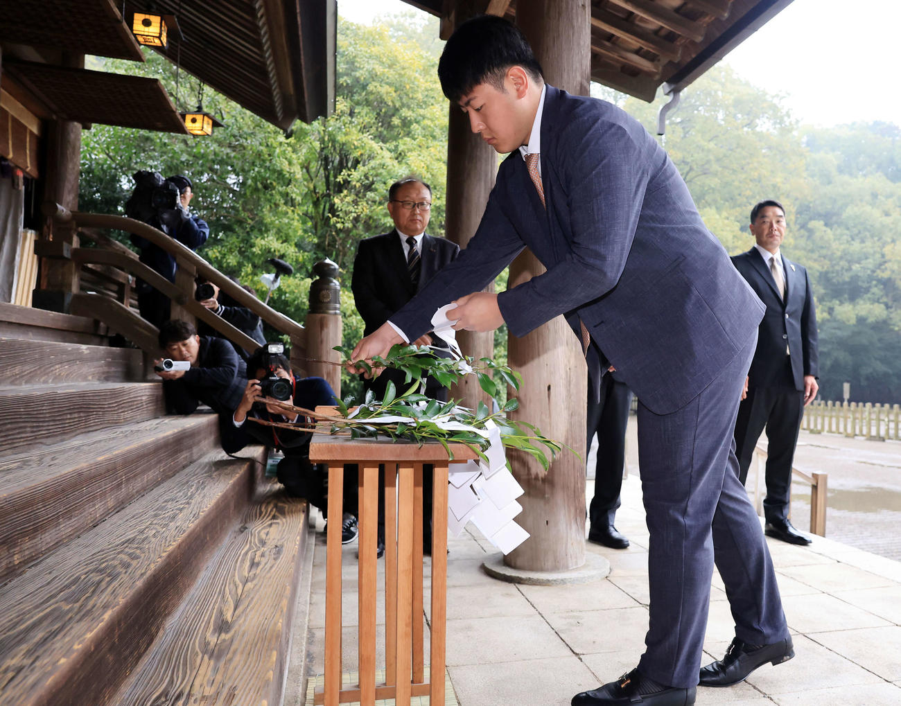 宮崎神宮参拝に訪れ玉串を奉納する巨人岡本和（撮影・浅見桂子）