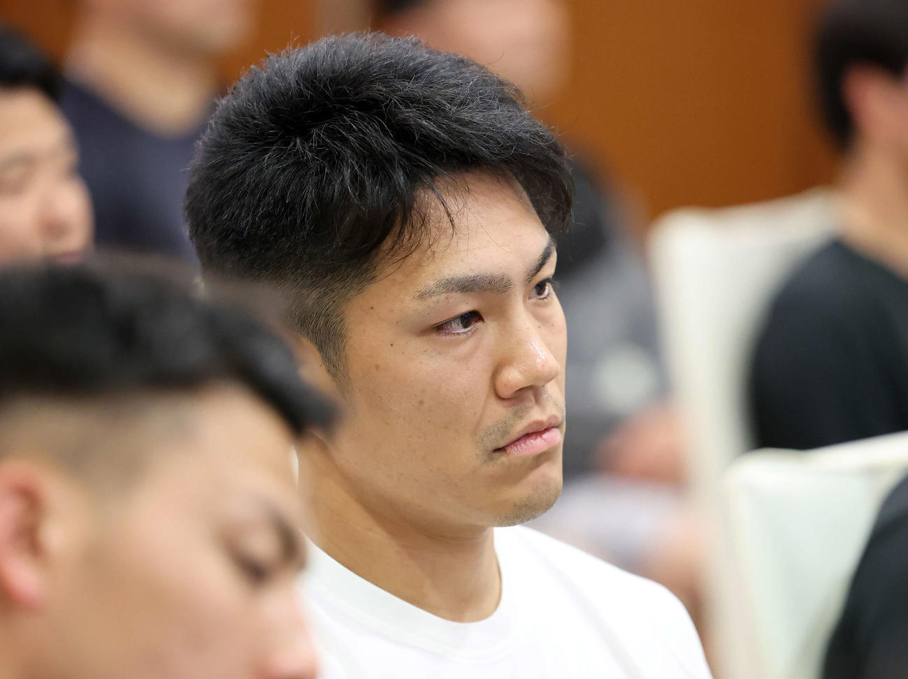 全体ミーティングに臨む楽天則本（撮影・鈴木正人）