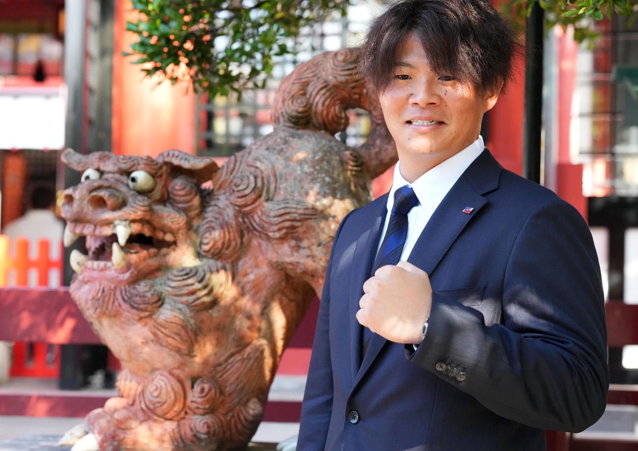 シーサーを背に笑顔をみせるヤクルト清水（撮影・横山健太）