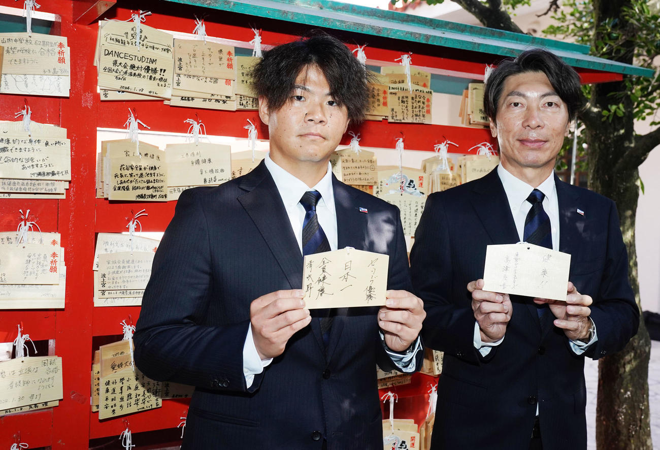 絵馬を披露するヤクルト清水（左）と高津監督（撮影・横山健太）