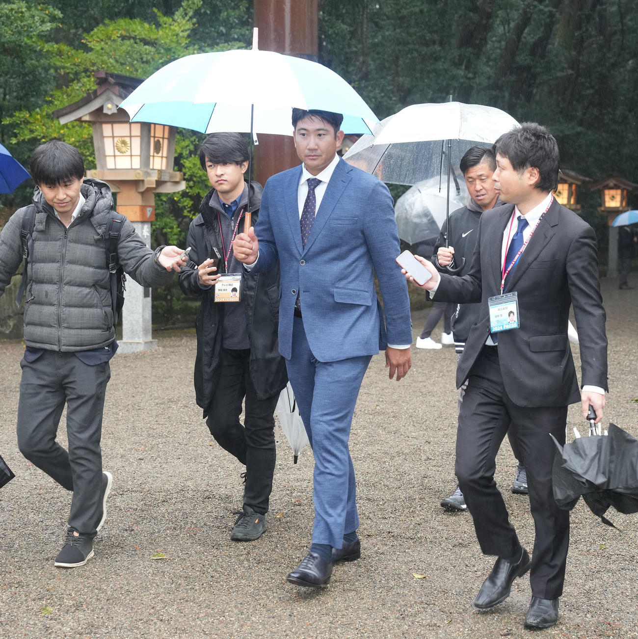 宮崎神宮での参拝を終え引き揚げる巨人菅野（中央）（撮影・鈴木みどり）