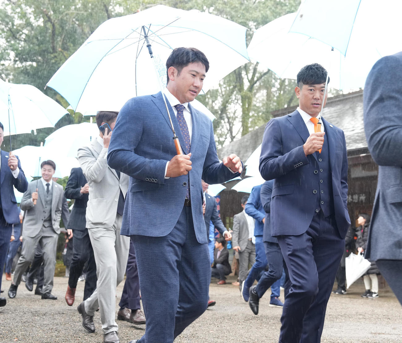 宮崎神宮へ参拝に向かう巨人菅野（左）と内海投手コーチ（撮影・鈴木みどり）