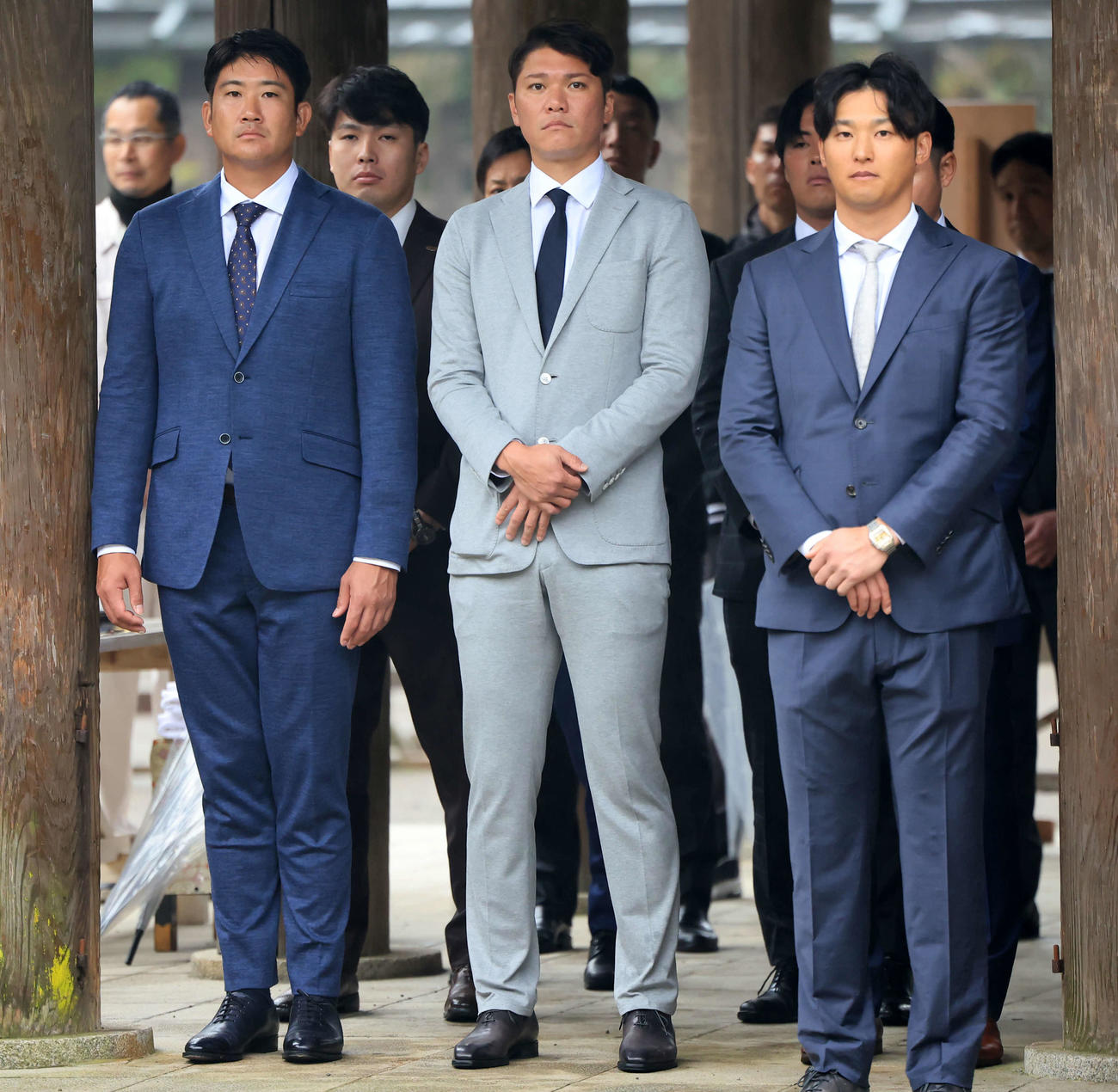 宮崎神宮の参拝に訪れた菅野（左）、坂本（中央）、吉川ら巨人の選手たち（撮影・浅見桂子）