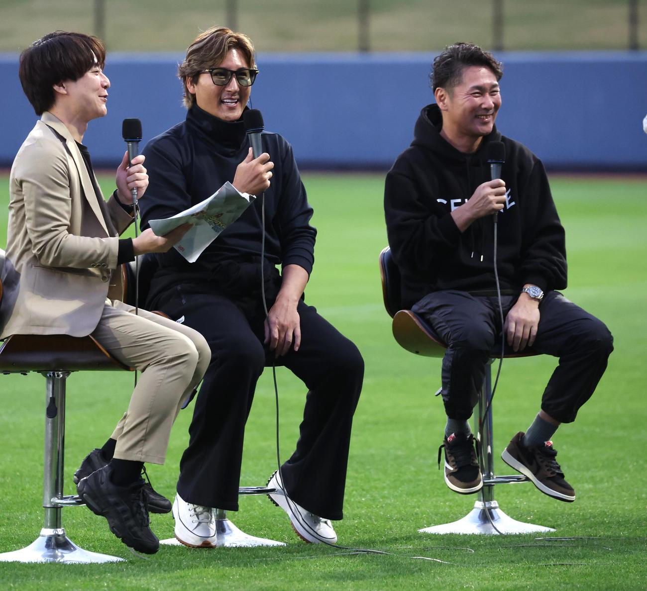 番組に出演する日本ハム新庄剛志監督（左から2人目）右は元木大介氏（撮影・黒川智章）