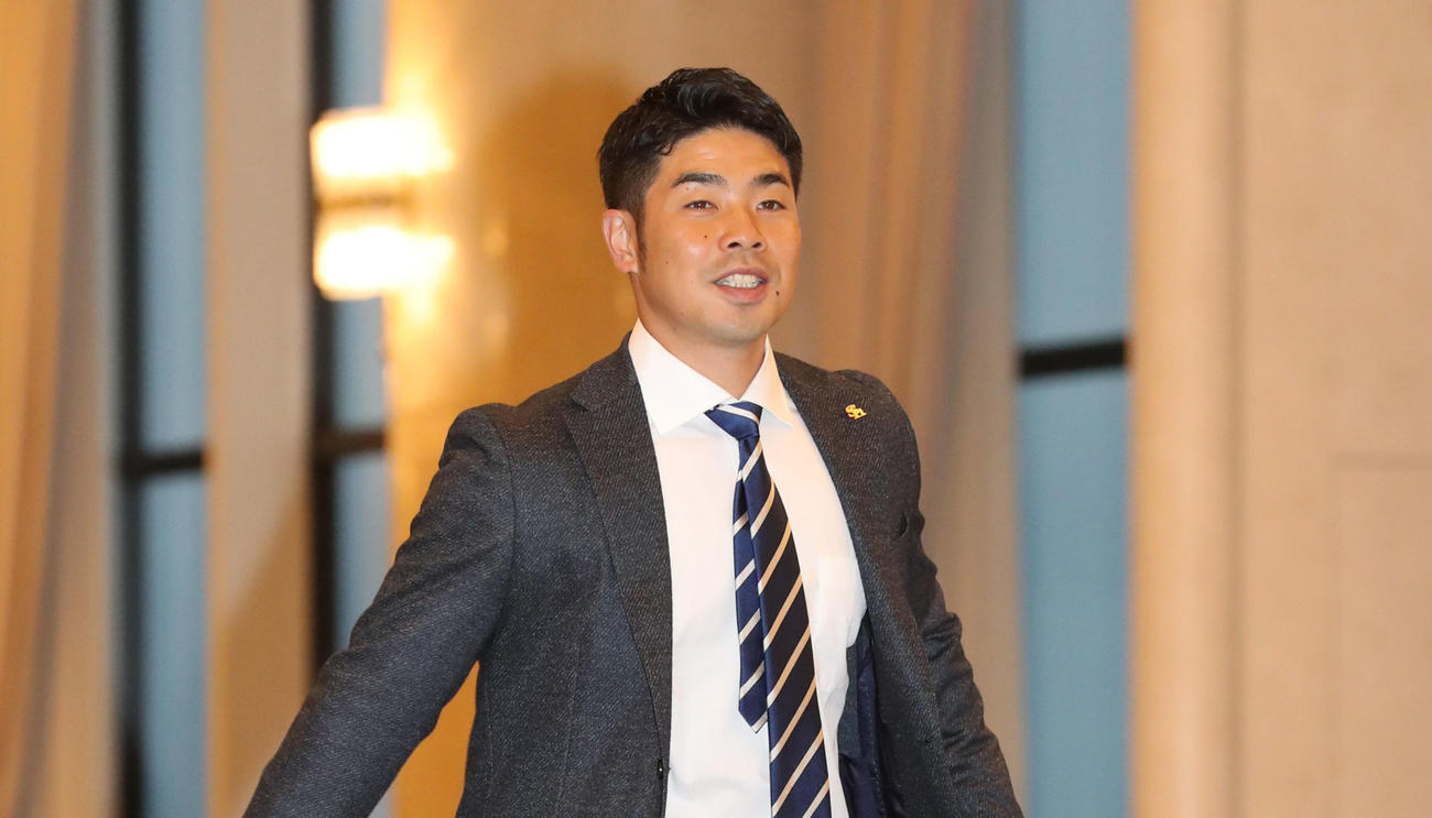ミーティングのため会場へ向かう近藤（撮影・梅根麻紀）