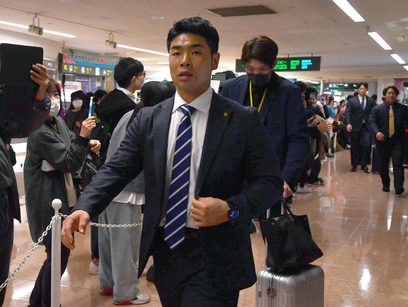 宮崎空港に到着し、バスへ移動するソフトバンク近藤（撮影・岩下翔太）