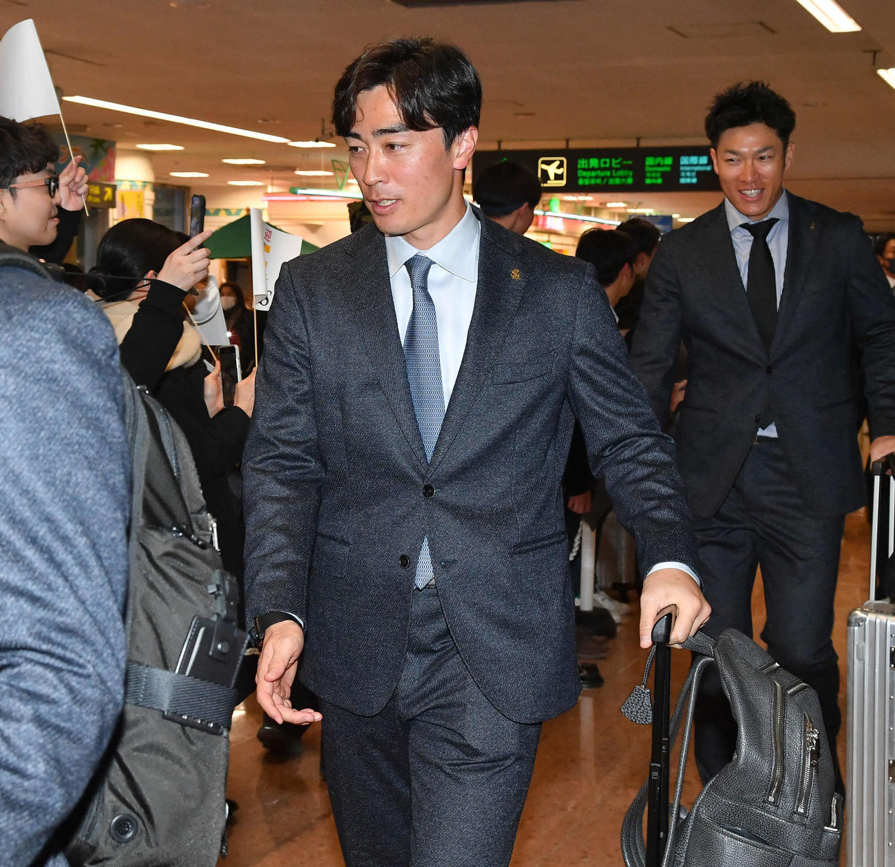 宮崎空港に到着し、バスへ移動するソフトバンク和田（中央）と柳田（撮影・岩下翔太）
