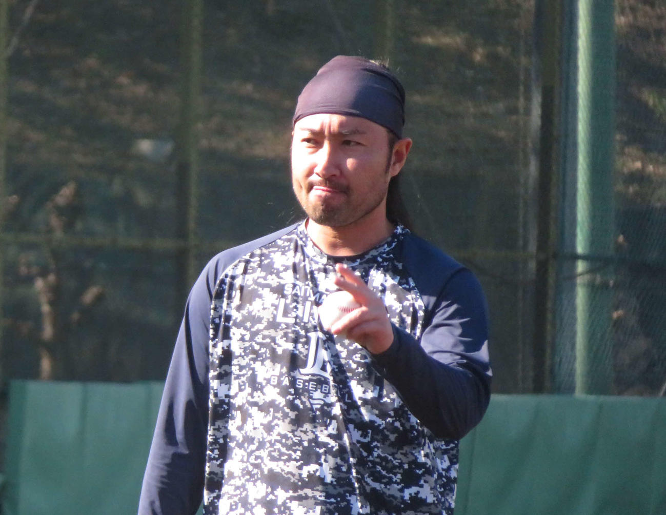 長い肩書きの球団スタッフ、西武武隈祥太氏（撮影・金子真仁）