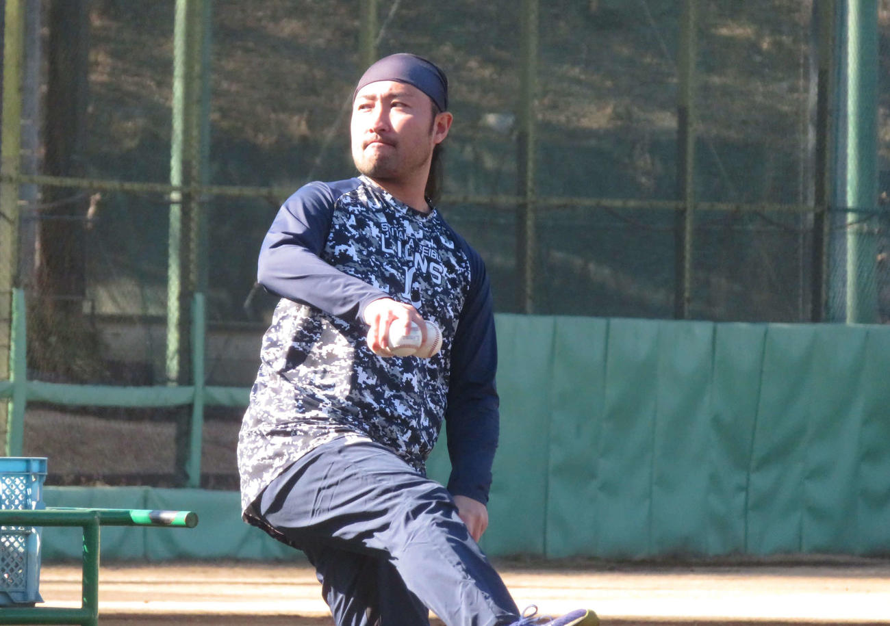 長い肩書きの球団スタッフ、西武武隈祥太氏（撮影・金子真仁）