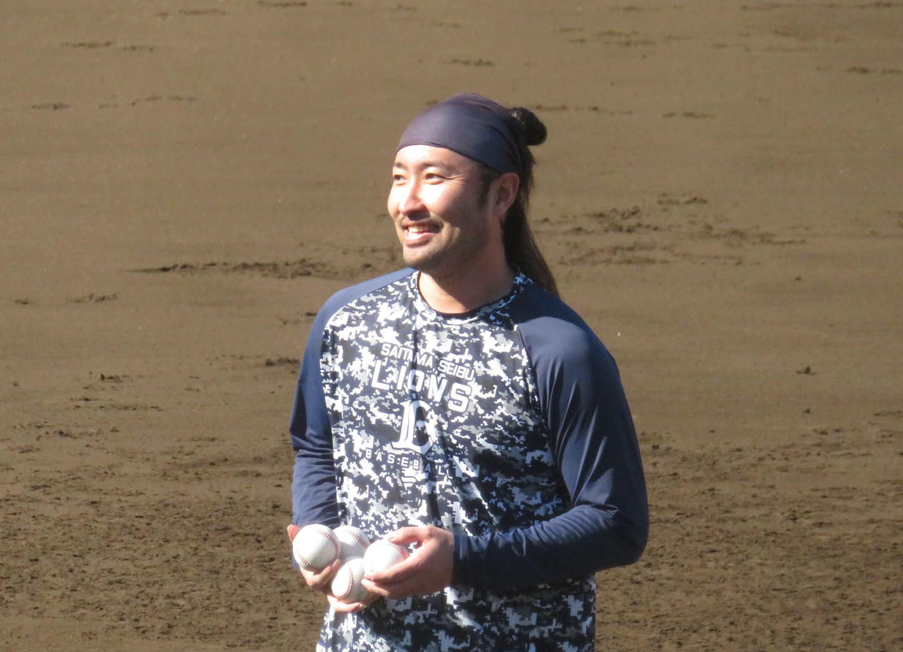 長い肩書きの球団スタッフ、西武武隈祥太氏（撮影・金子真仁）