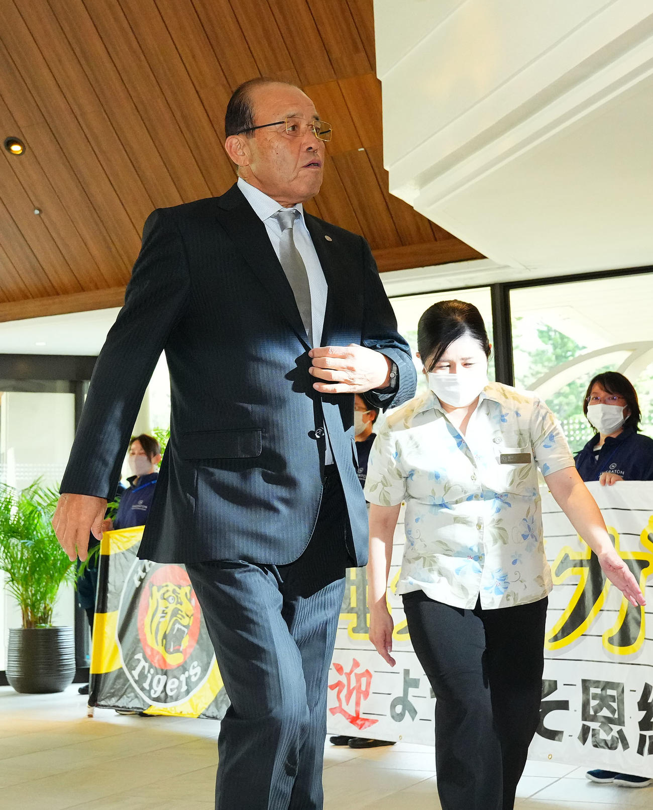 沖縄入りし、宿舎に到着した岡田監督（撮影・藤尾明華）