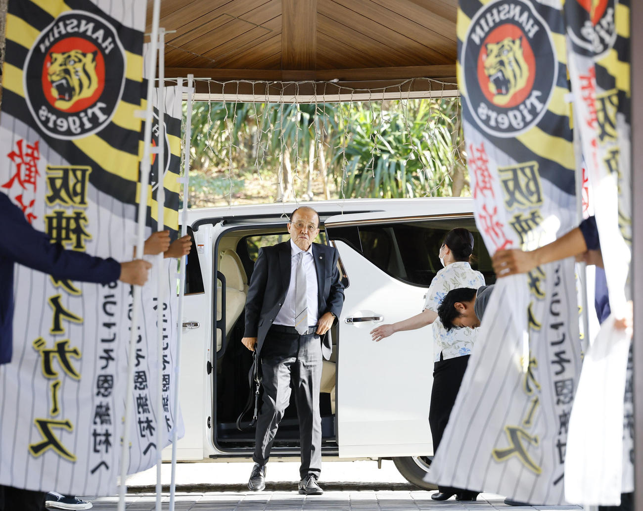 沖縄入りし、宿舎に到着した岡田監督（撮影・藤尾明華）