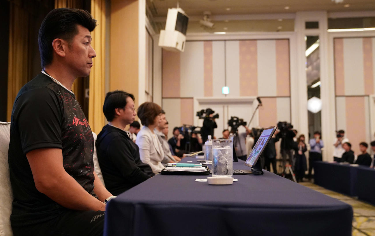 全体ミーティングに参加したDeNA三浦大輔監督（撮影・たえ見朱実）