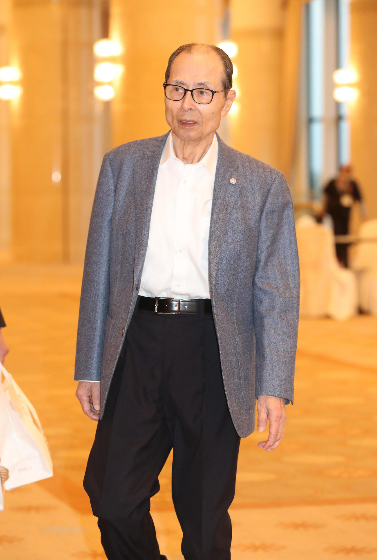 ミーティングのため会場へ向かう王貞治球団会長（撮影・梅根麻紀）