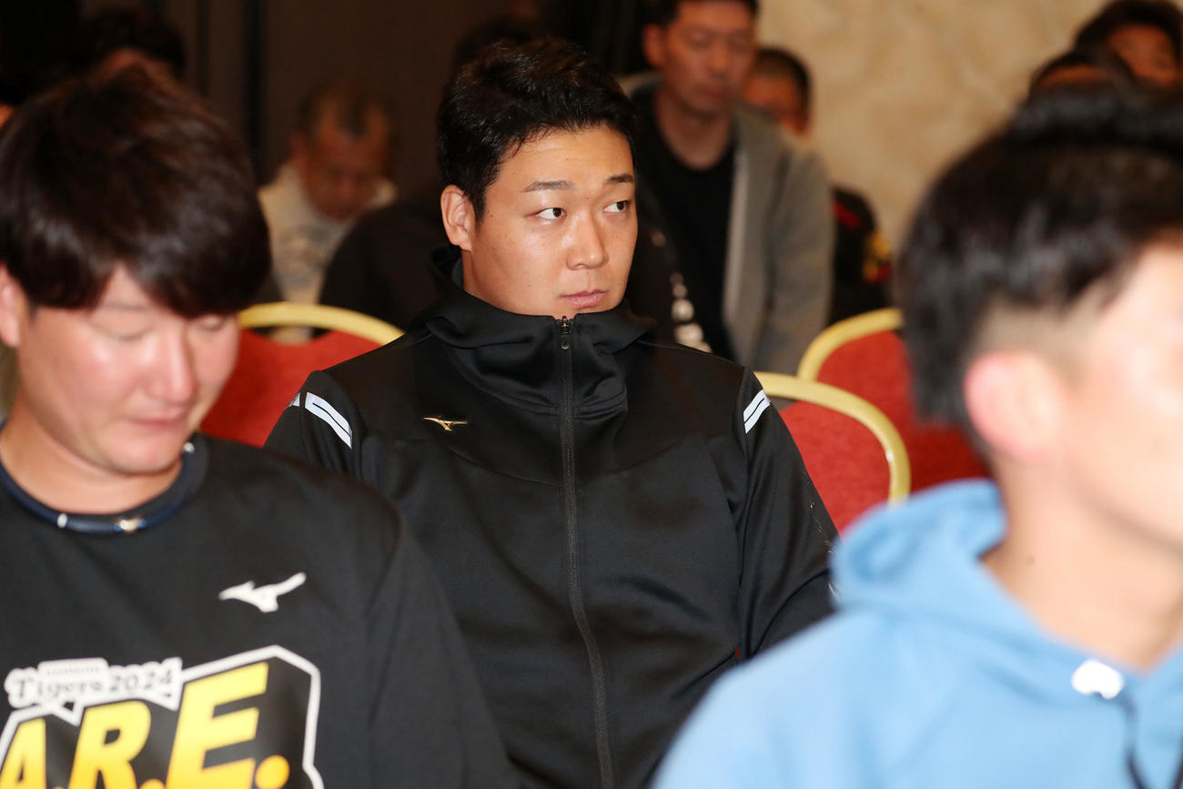 全体ミーティングに参加する大山悠輔
