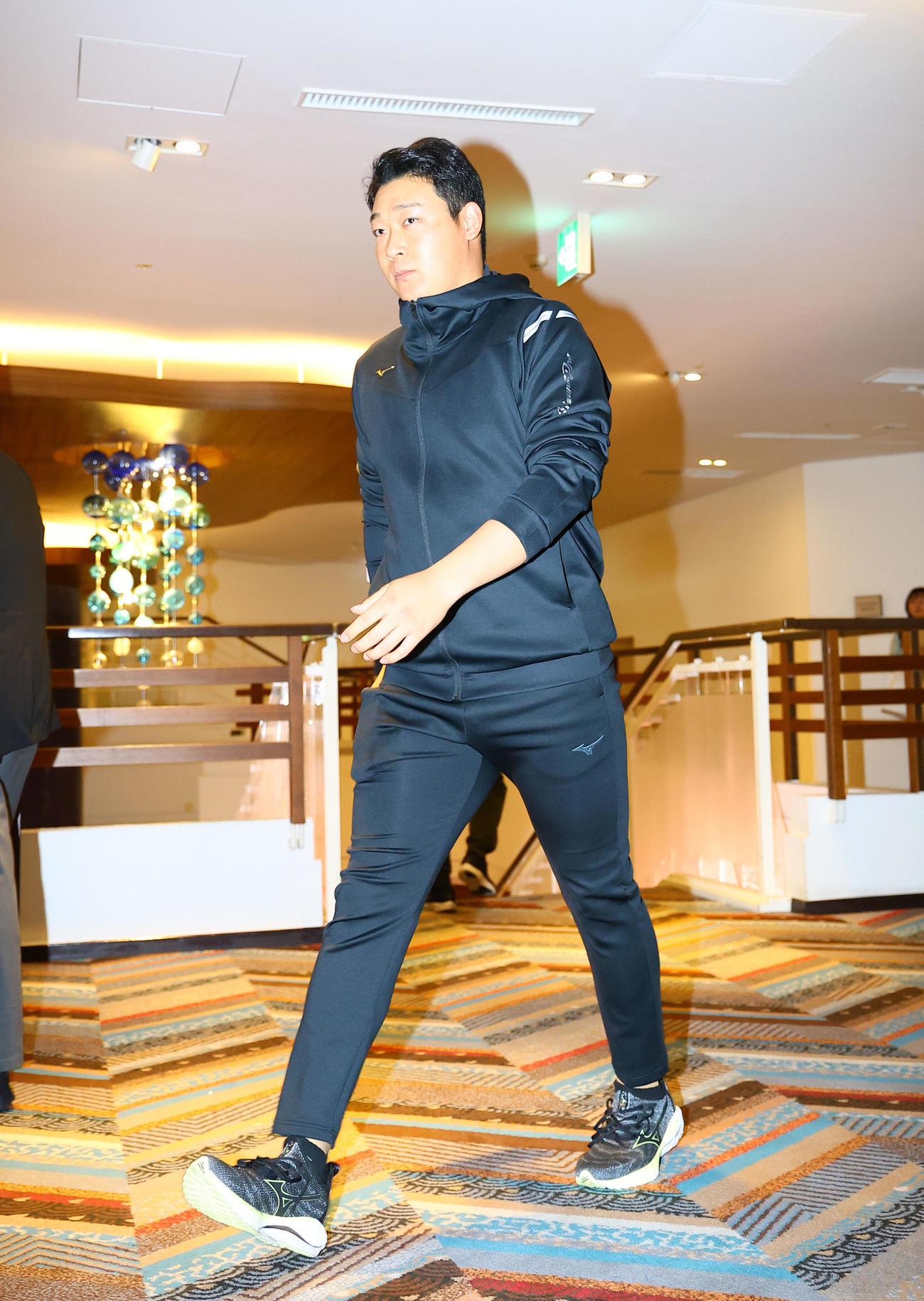全体ミーティング会場に入る大山悠輔（撮影・藤尾明華）