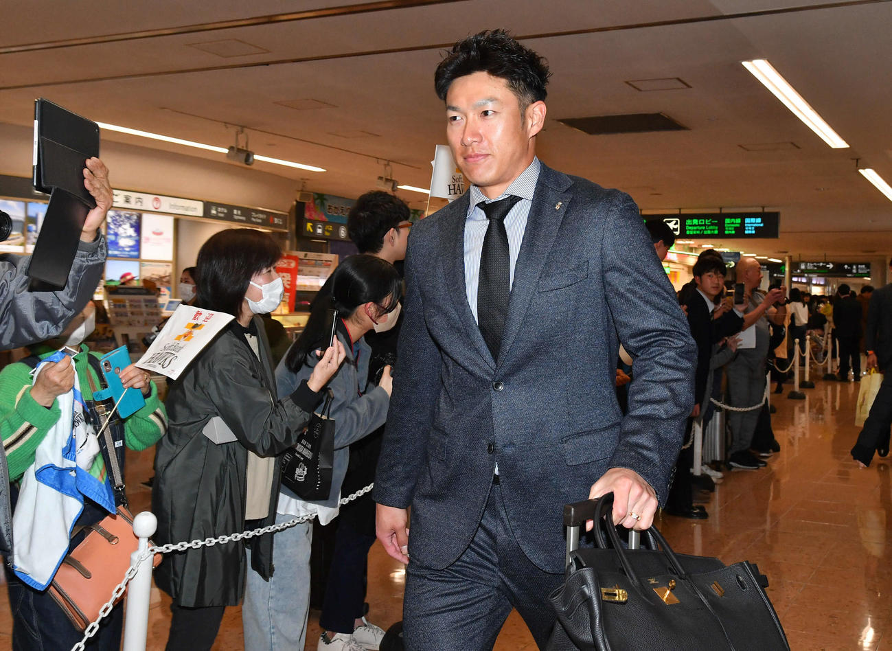 宮崎空港に到着し、バスへ移動するソフトバンク柳田悠岐（撮影・岩下翔太）