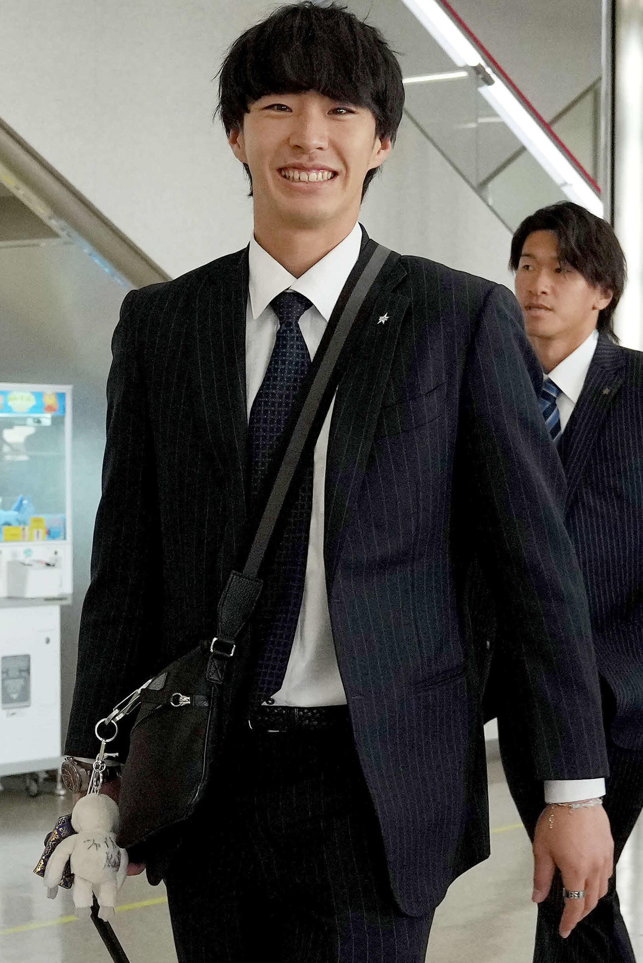 那覇空港に到着したDeNAドラフト1位の度会（撮影・たえ見朱実）