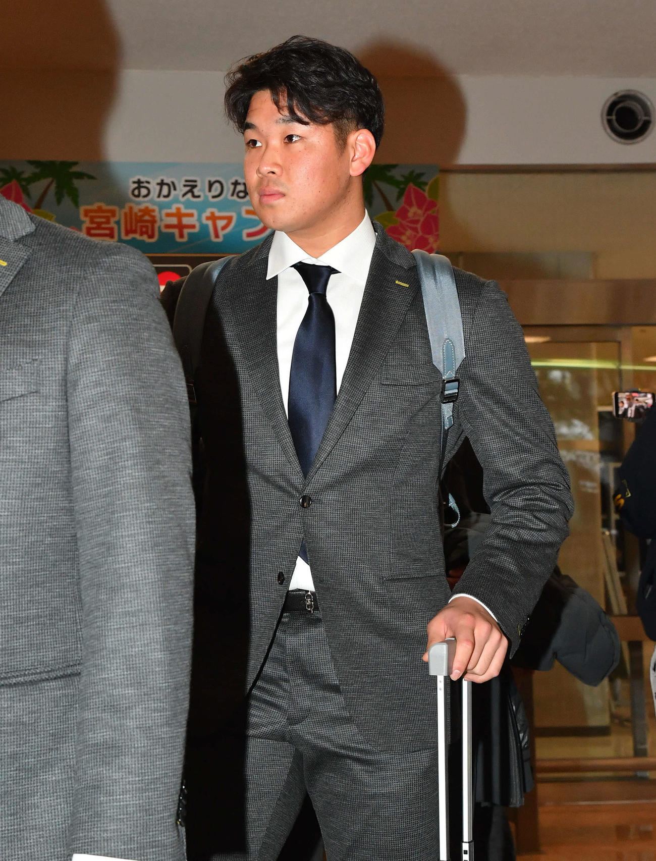 宮崎空港に到着したオリックス山下（撮影・岩下翔太）