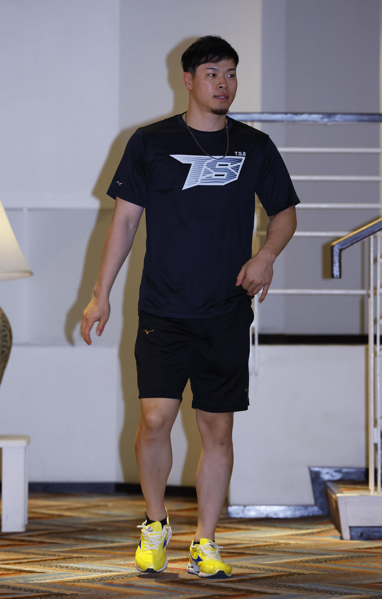 全体ミーティング会場に入る佐藤輝（撮影・藤尾明華）