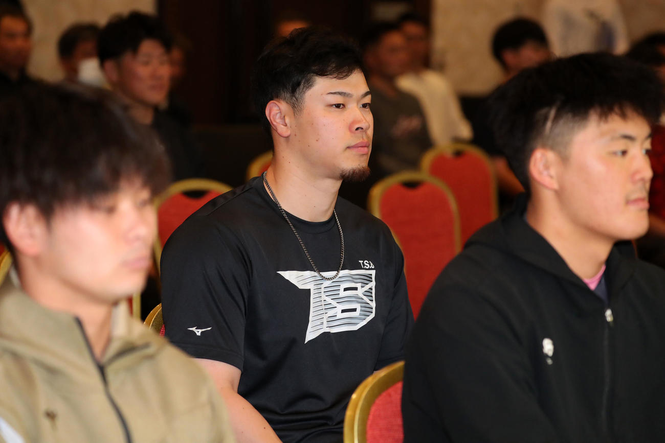 全体ミーティングに参加する佐藤輝