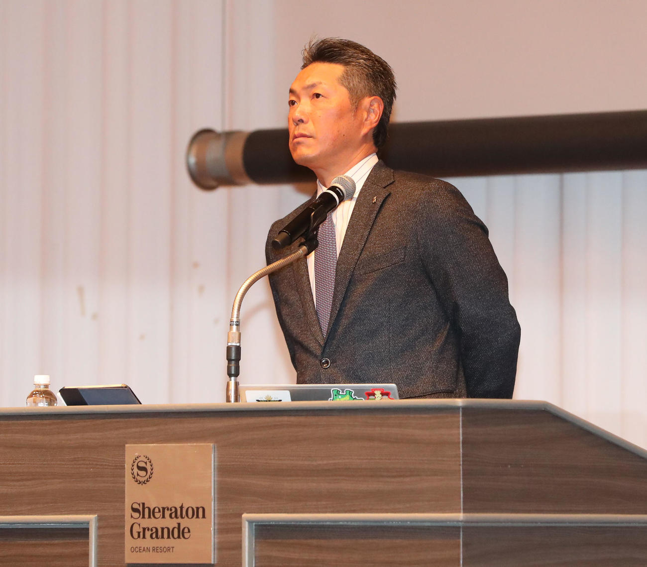 ナインに話をするため登壇した小久保監督（撮影・梅根麻紀）