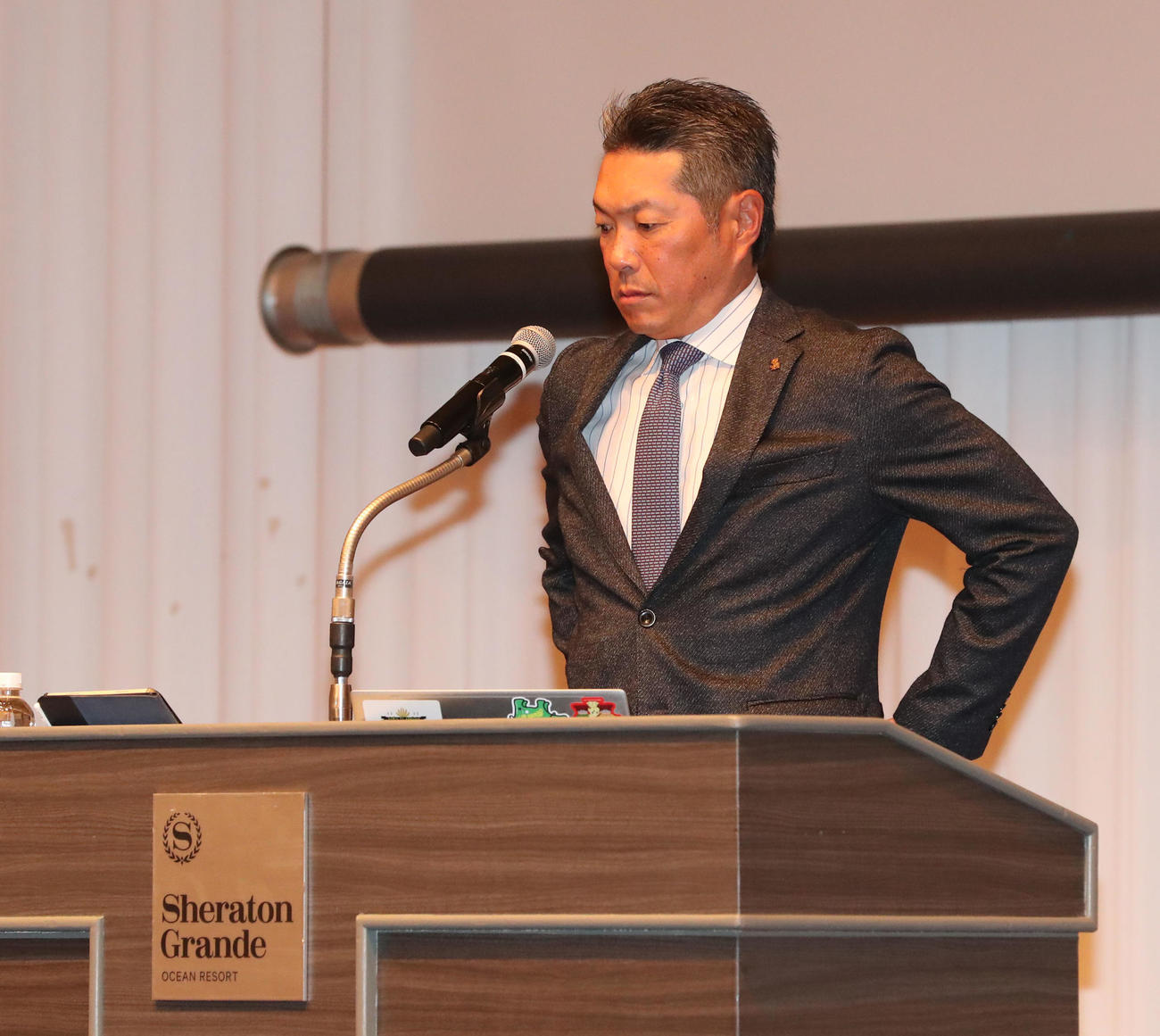 ナインに話をするため登壇した小久保監督（撮影・梅根麻紀）