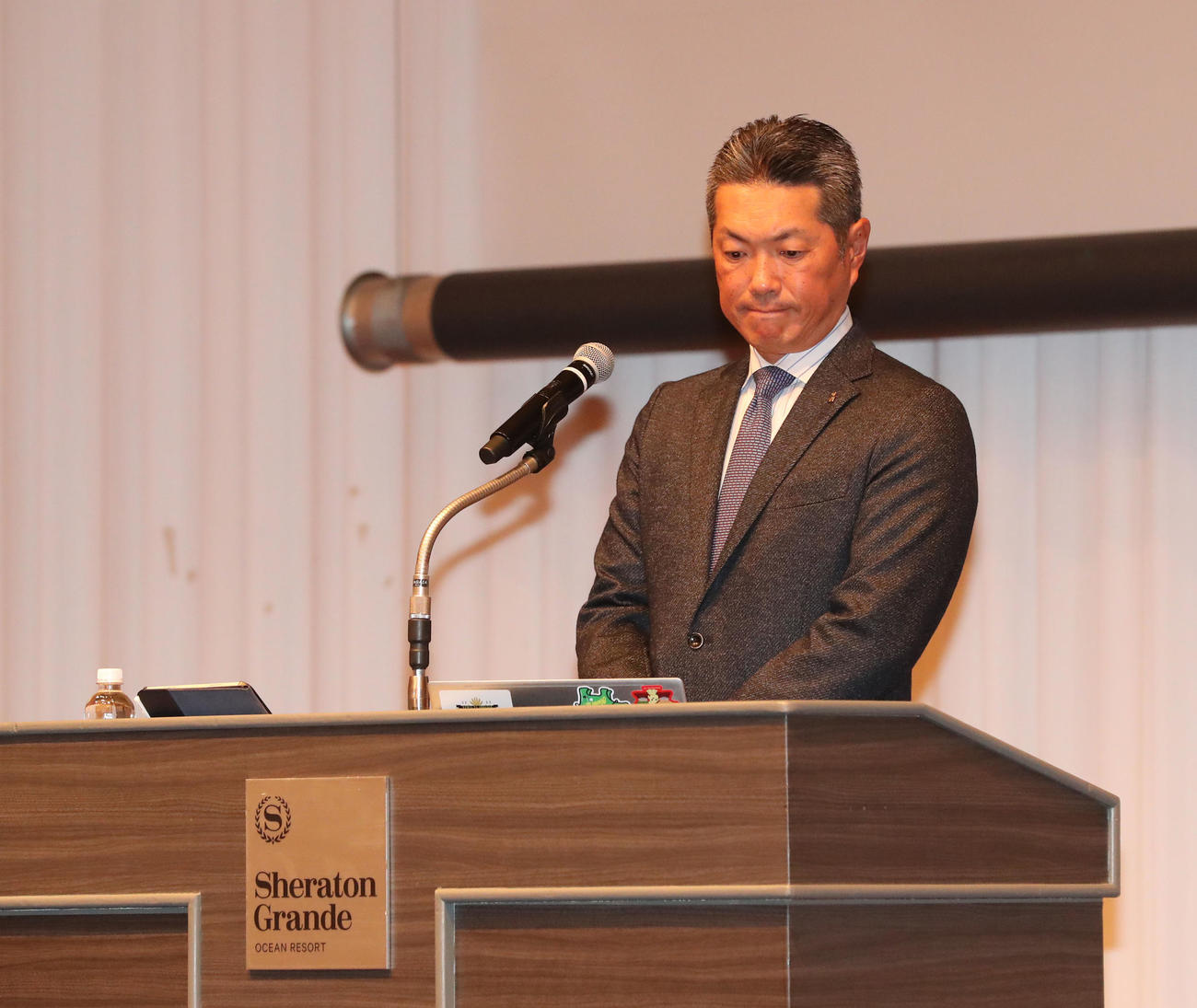 ナインに話をするため登壇した小久保監督（撮影・梅根麻紀）